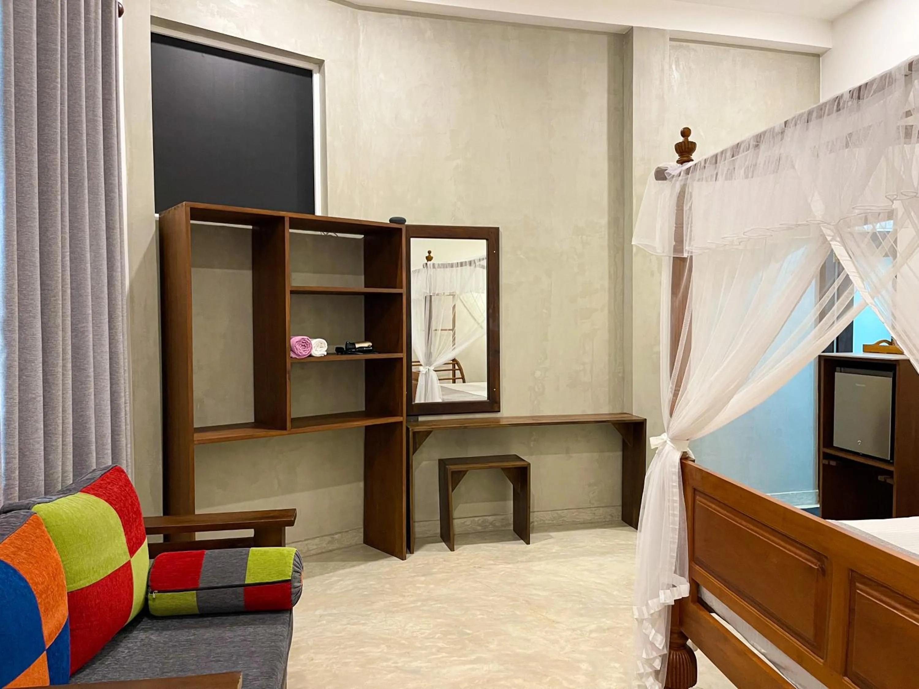 Living room, Bed in LaRoy Mirissa