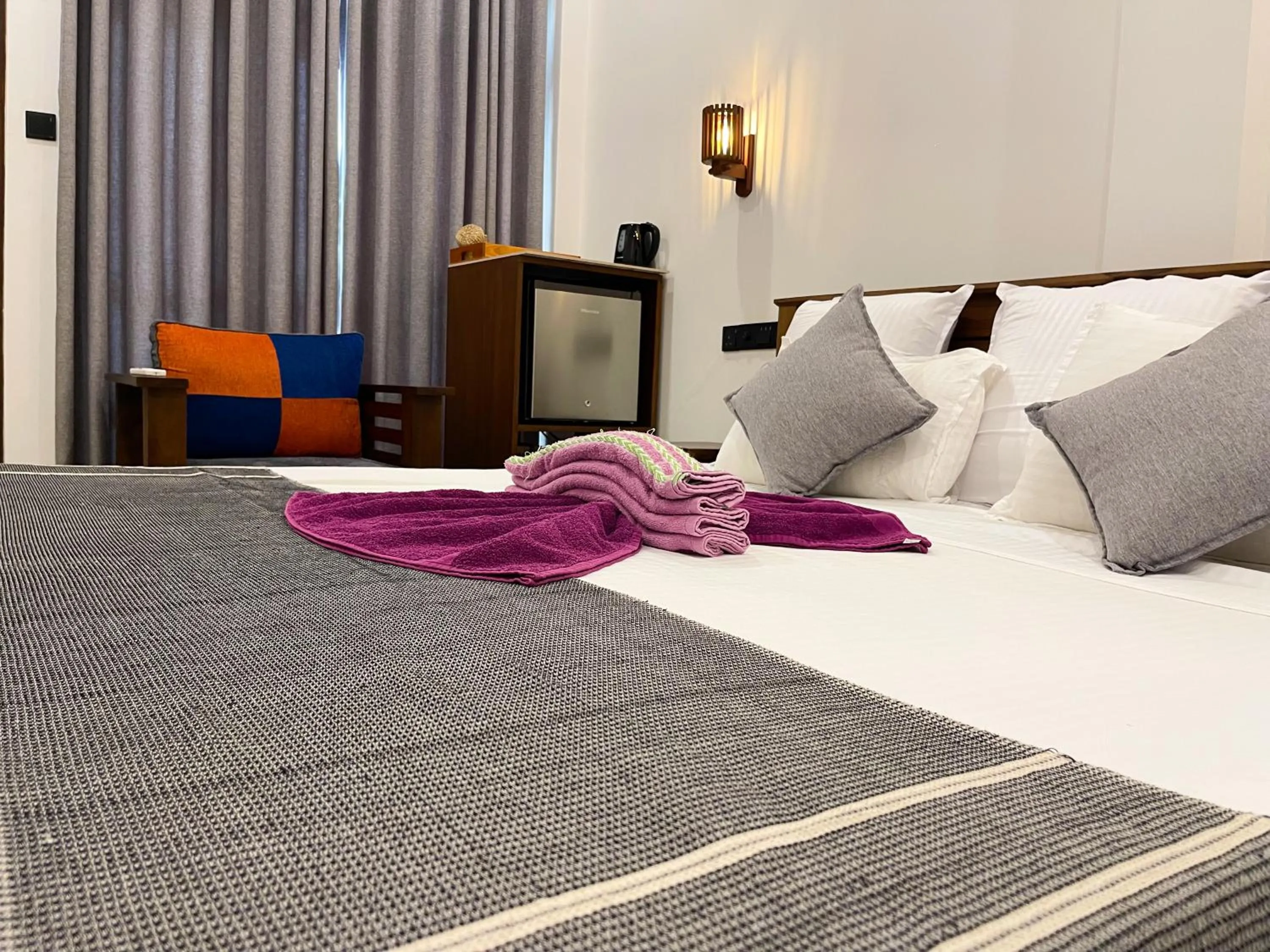 Photo of the whole room, Bed in LaRoy Mirissa