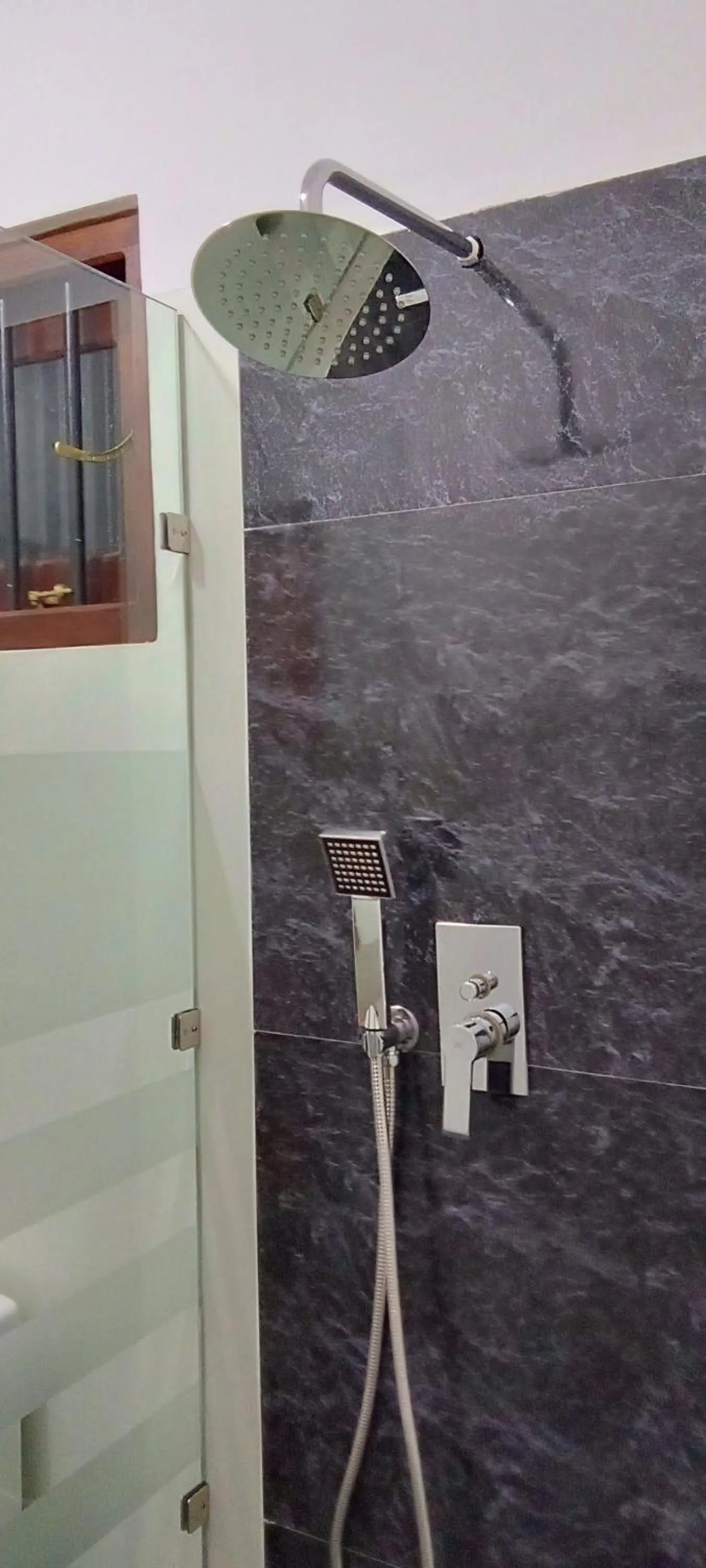 Shower in LaRoy Mirissa