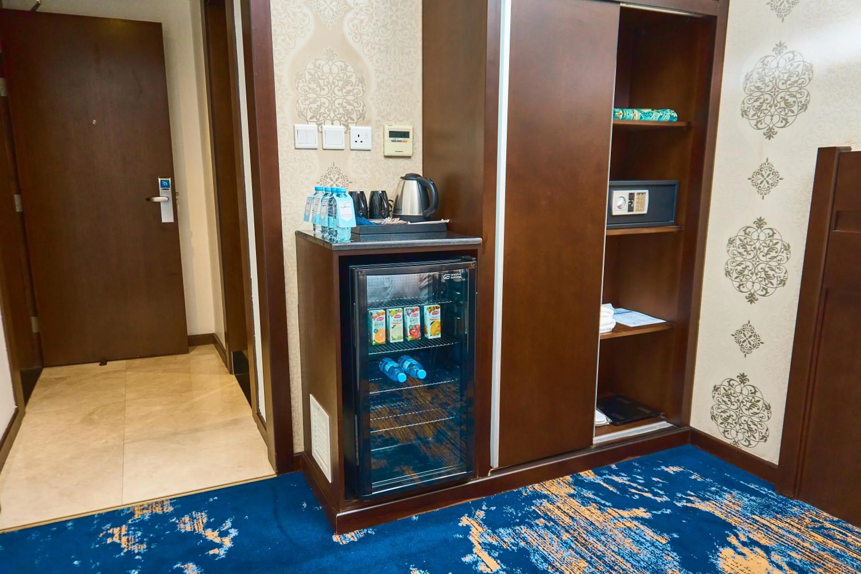 wardrobe in Selat Al Bait Hotel