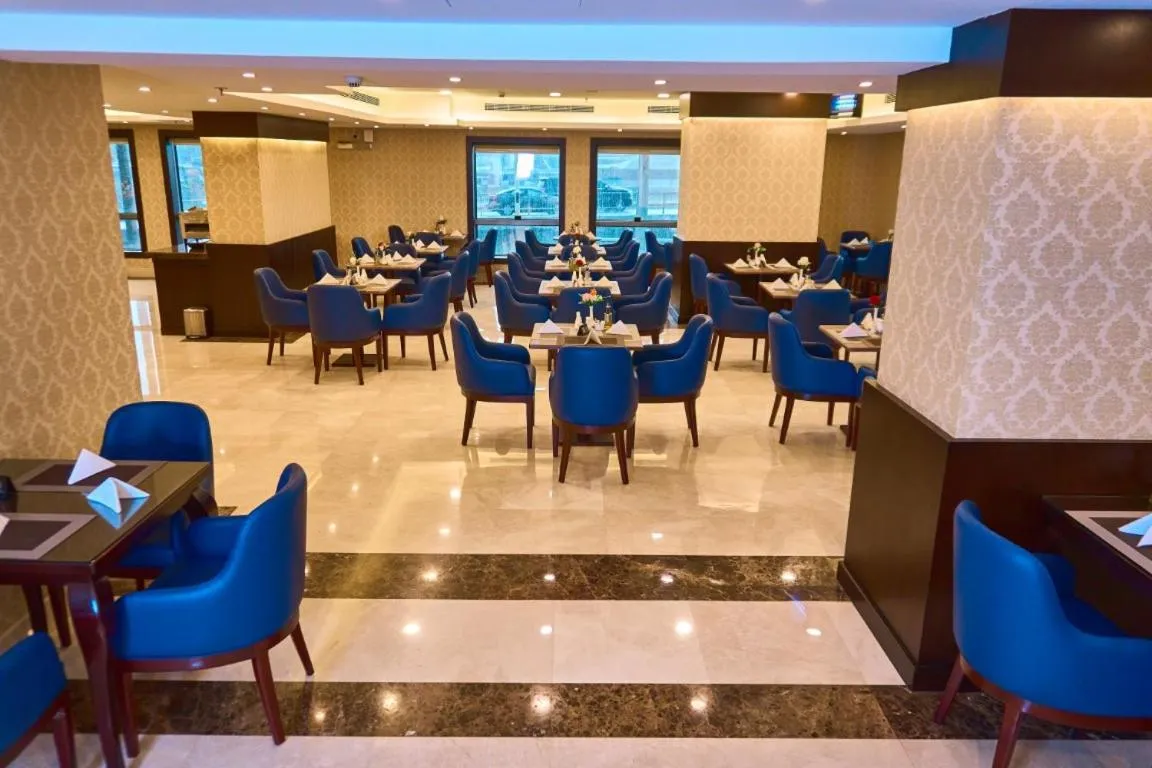 Restaurant/places to eat in Selat Al Bait Hotel