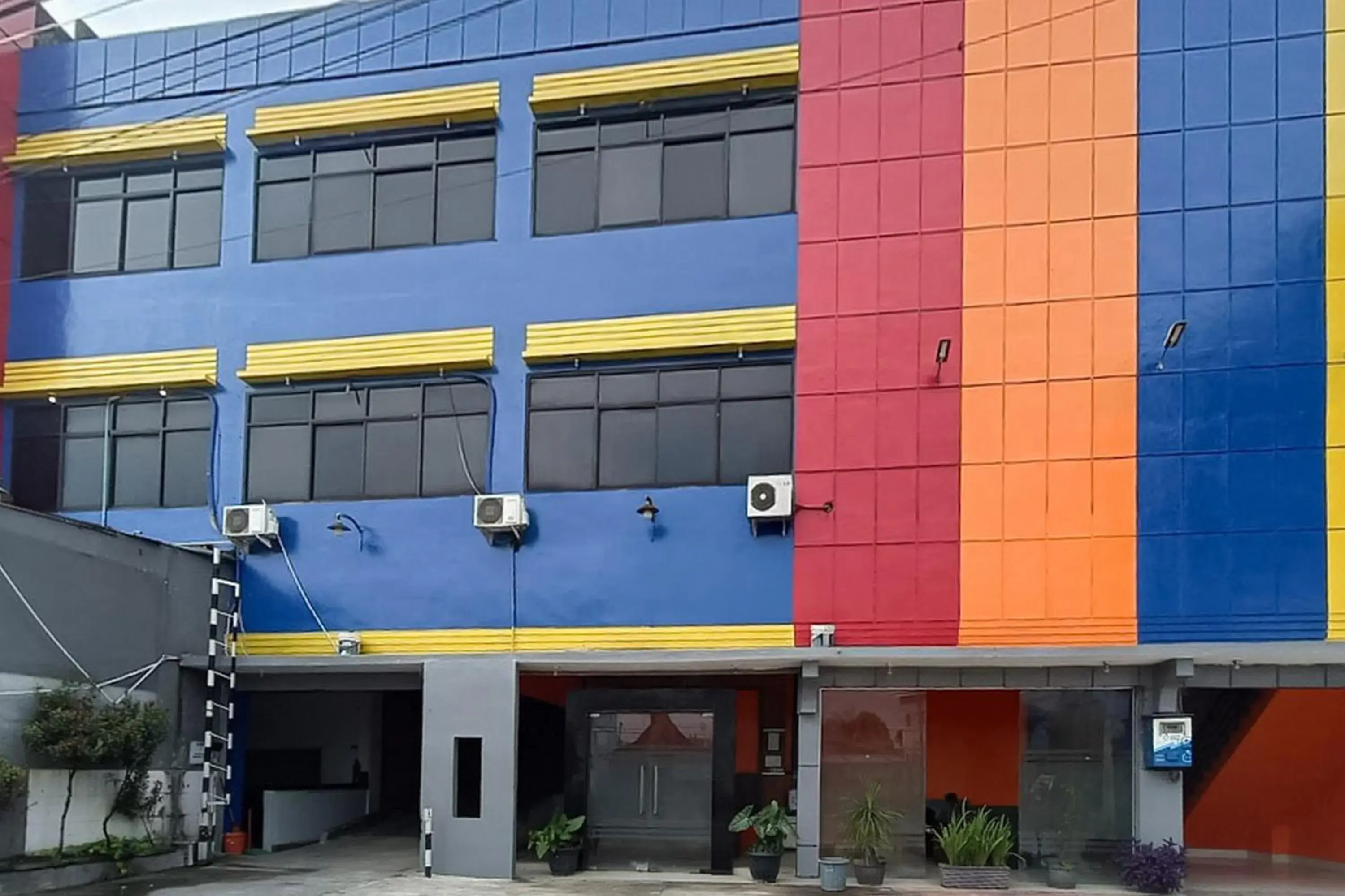 Facade/entrance in Hotel Mulia Tiza Binjai RedPartner Facade/entrance in Hotel Mulia Tiza Binjai RedPartner