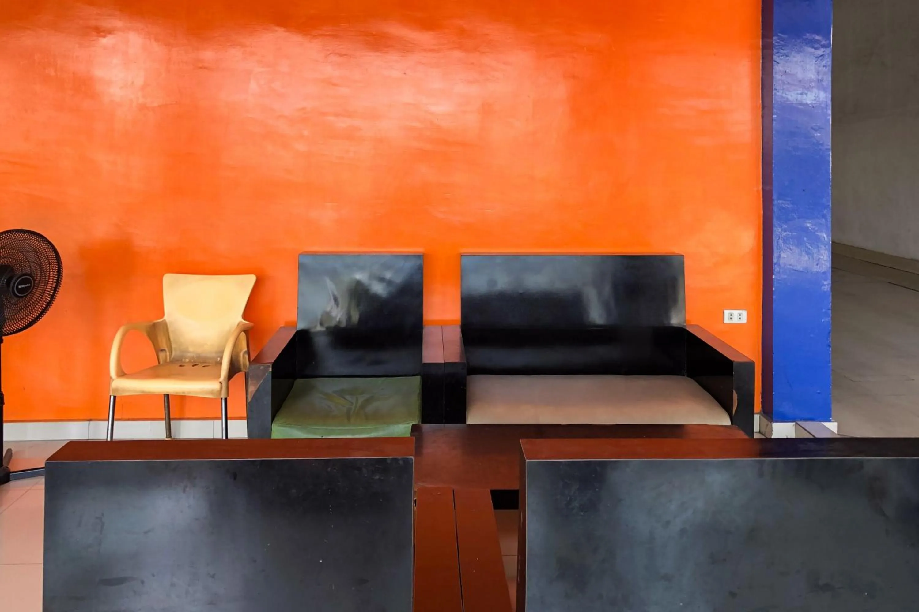 Seating area in Hotel Mulia Tiza Binjai RedPartner