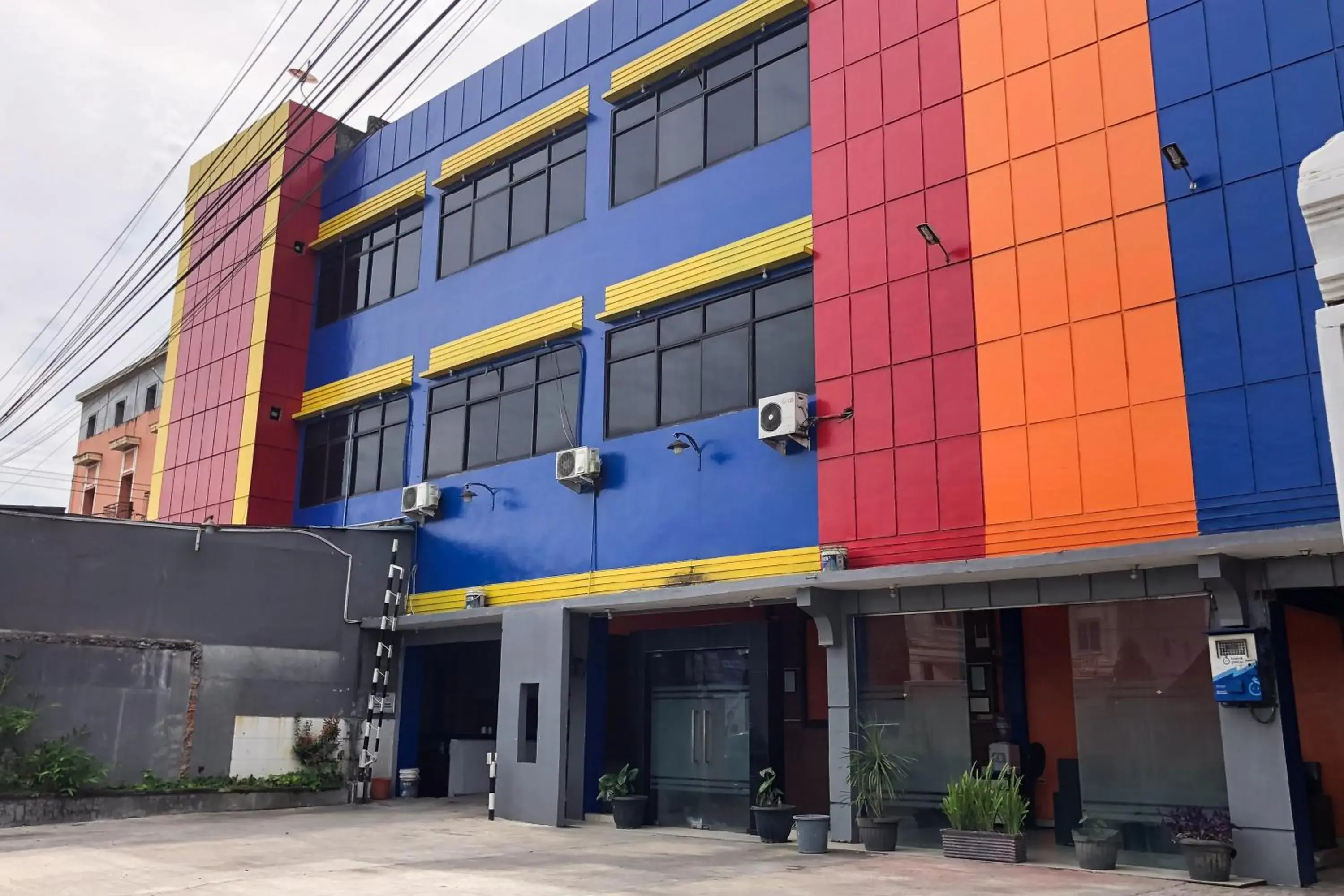 Facade/entrance in Hotel Mulia Tiza Binjai RedPartner Facade/entrance in Hotel Mulia Tiza Binjai RedPartner