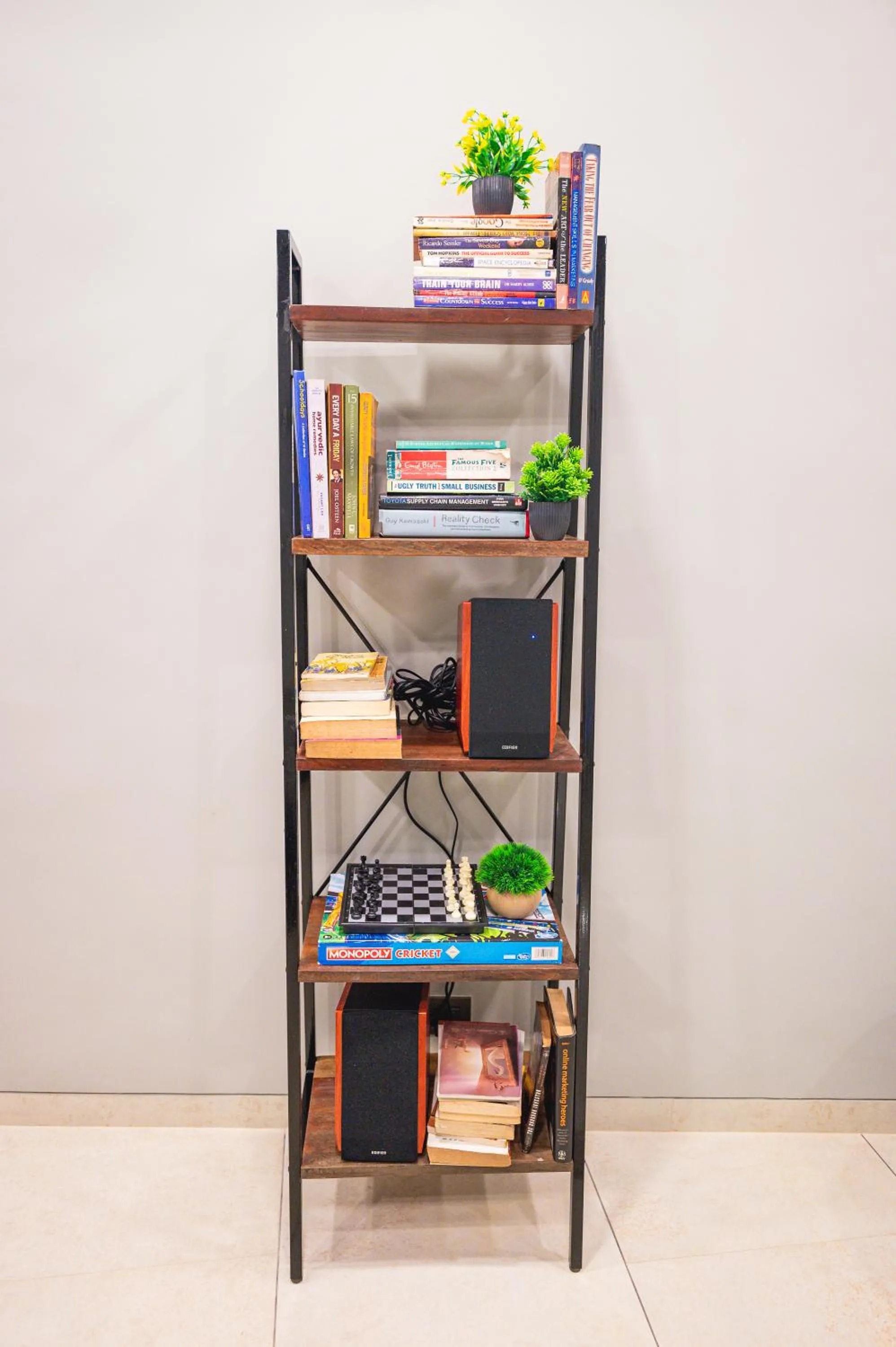 Library in Indie Stays Studios, Chembur