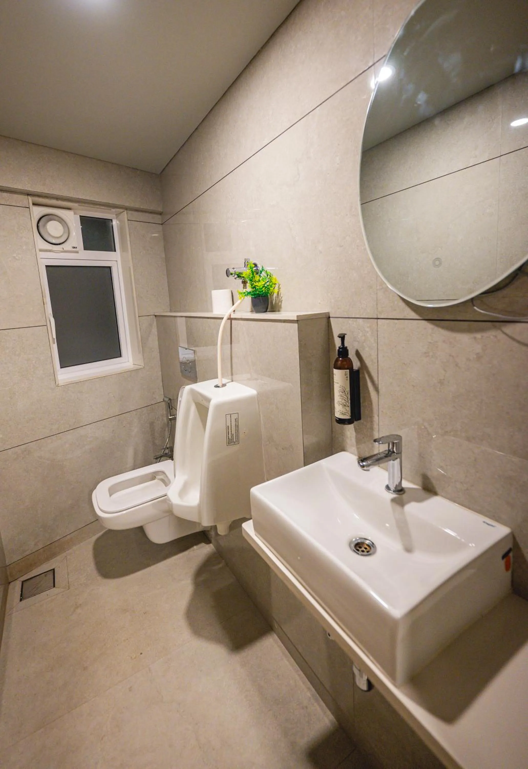 Toilet in Indie Stays Studios, Chembur
