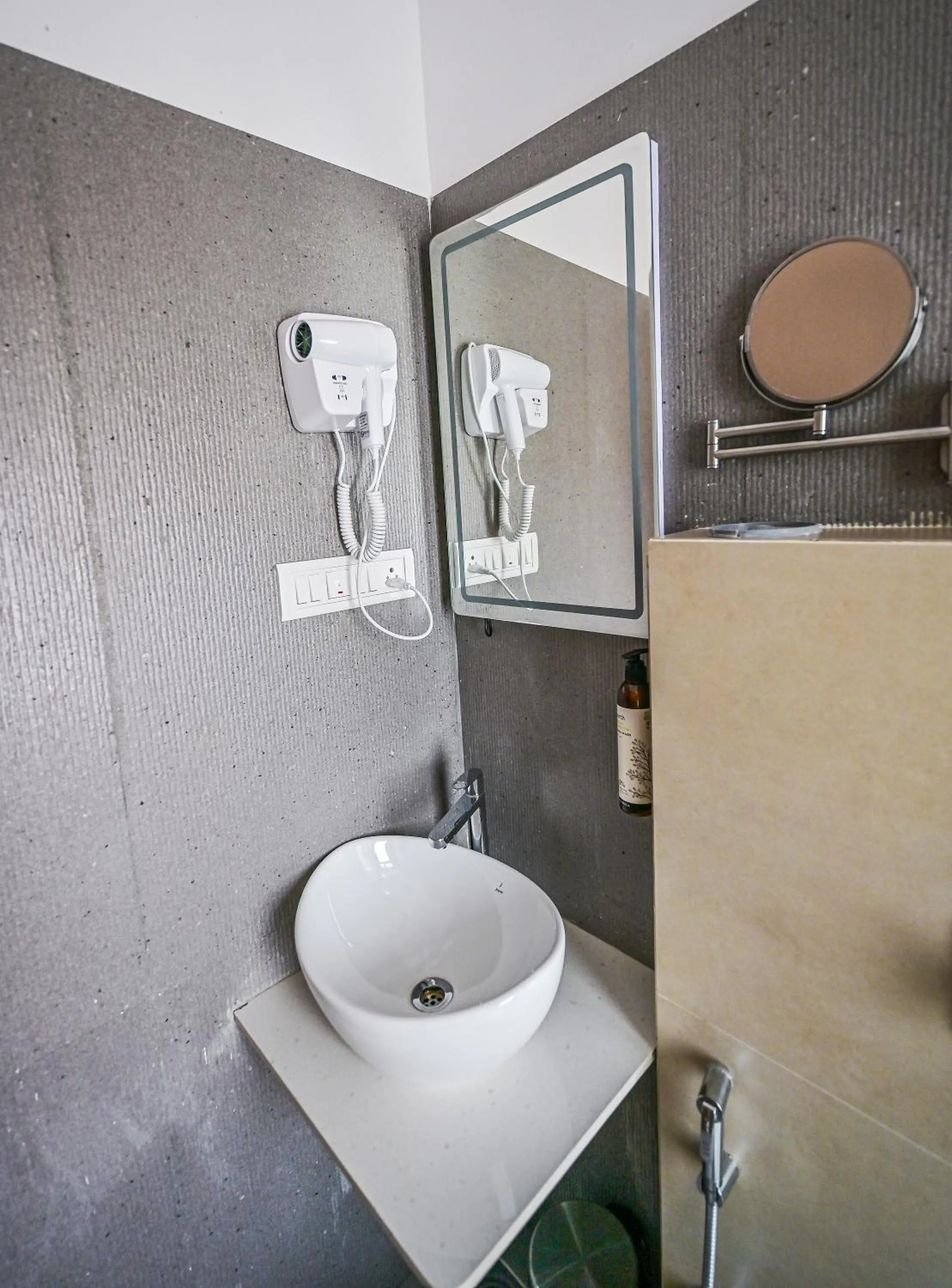 Shower in Indie Stays Studios, Chembur