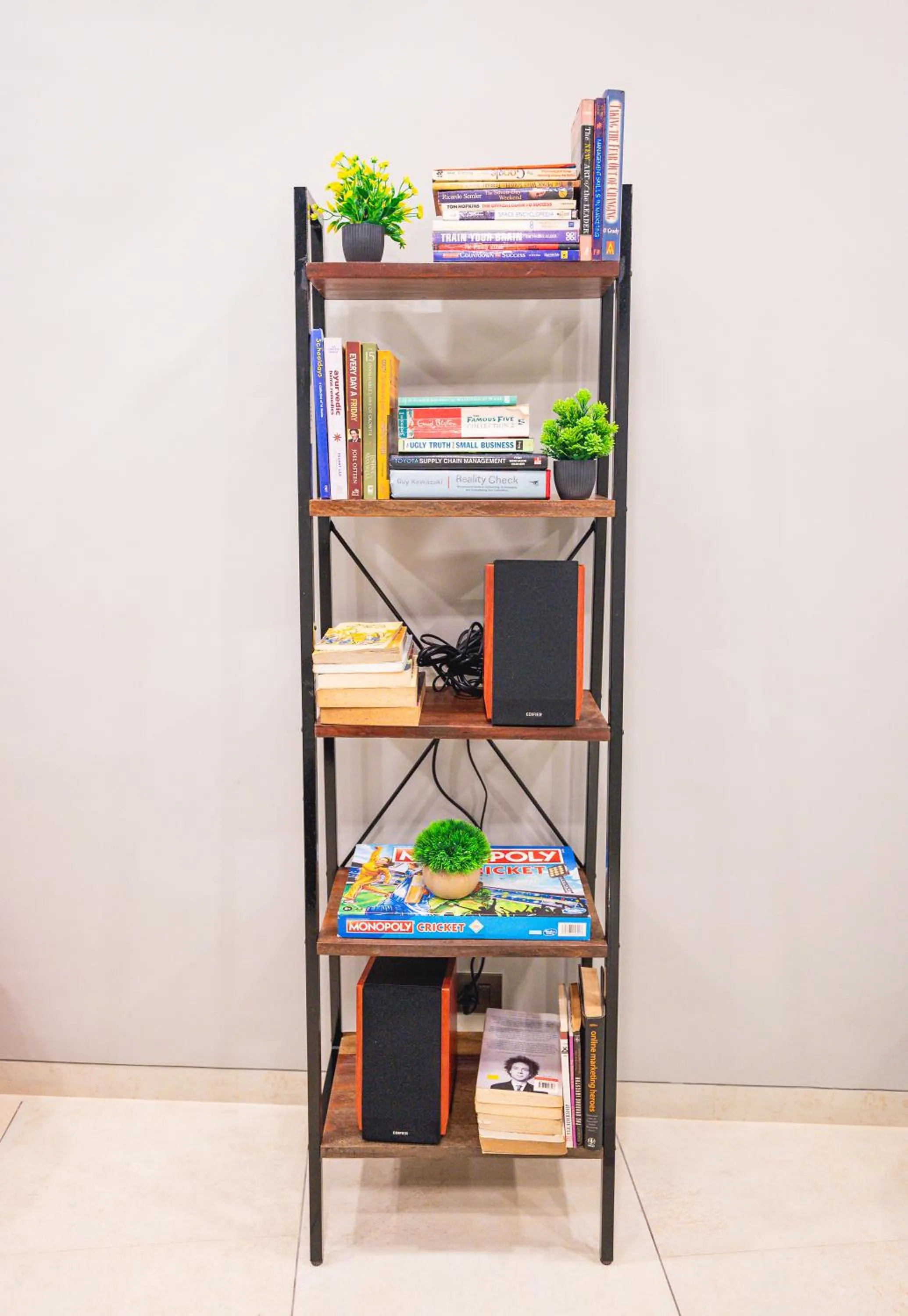 Library in Indie Stays Studios, Chembur