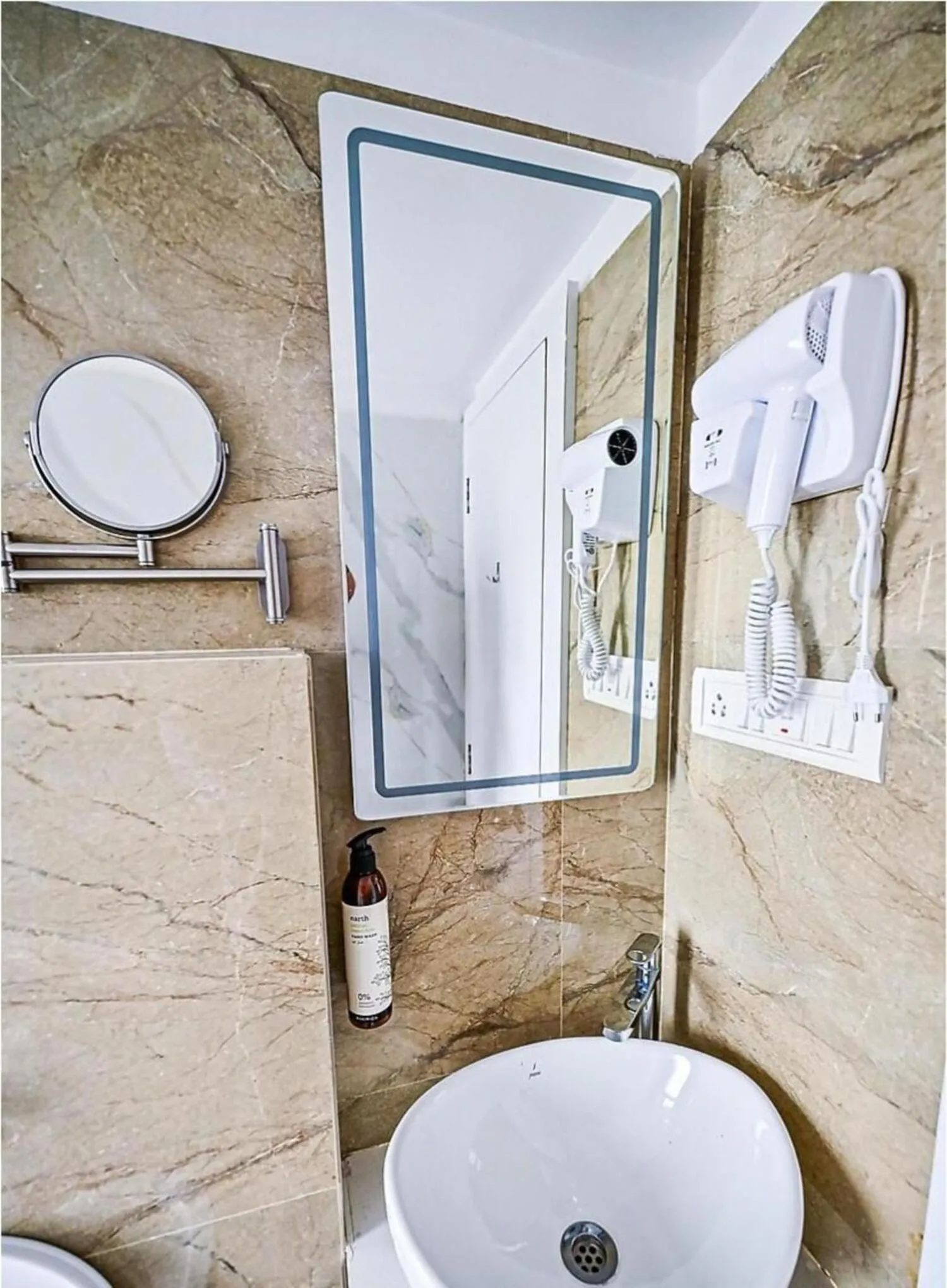 Shower in Indie Stays Studios, Chembur