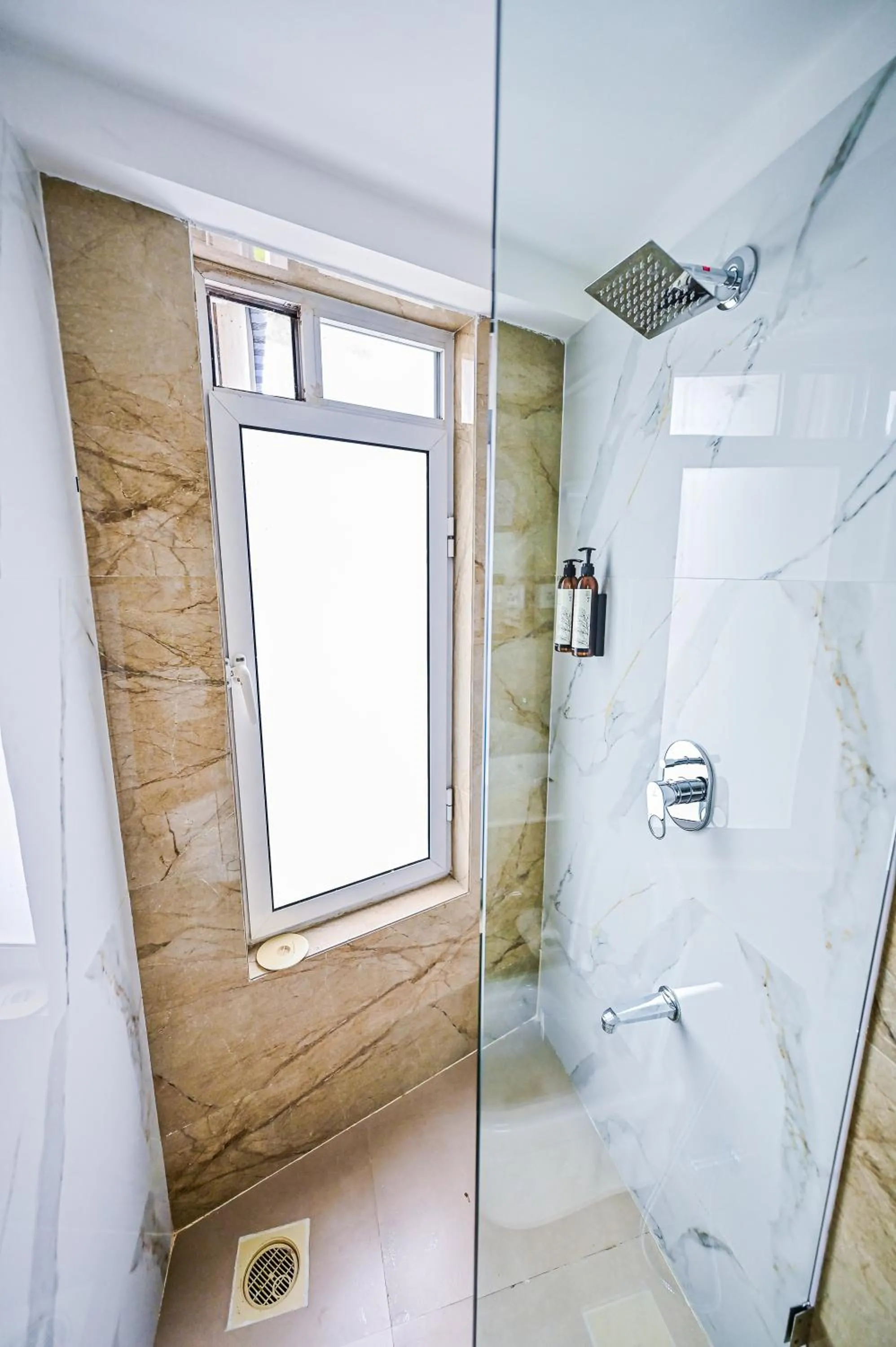 Shower in Indie Stays Studios, Chembur