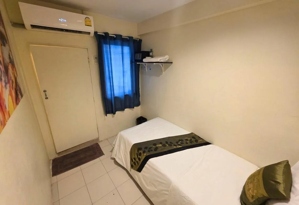 Photo of the whole room, Bed in Greenhouse Bangkok Khaosan