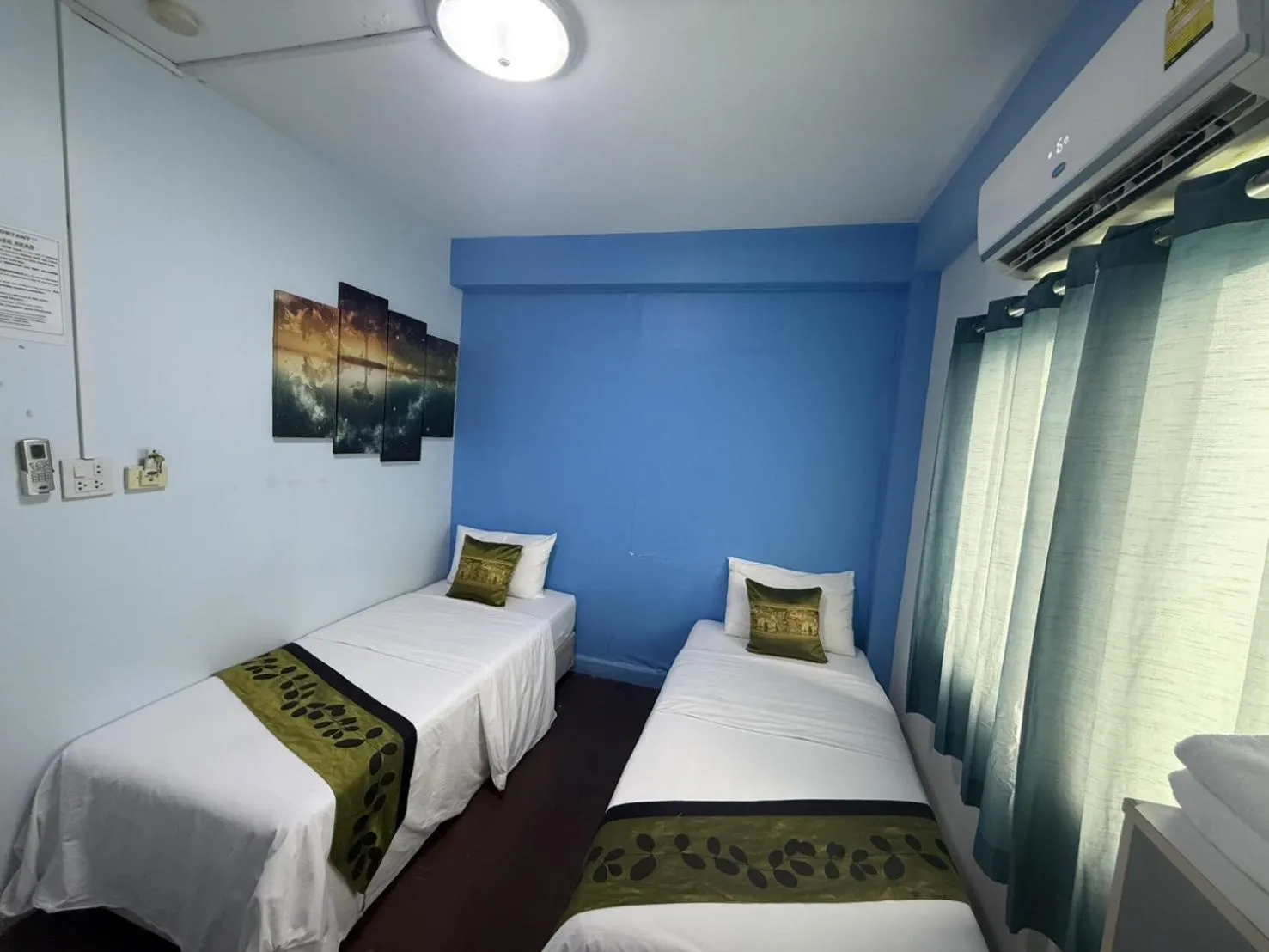 Photo of the whole room, Bed in Greenhouse Bangkok Khaosan