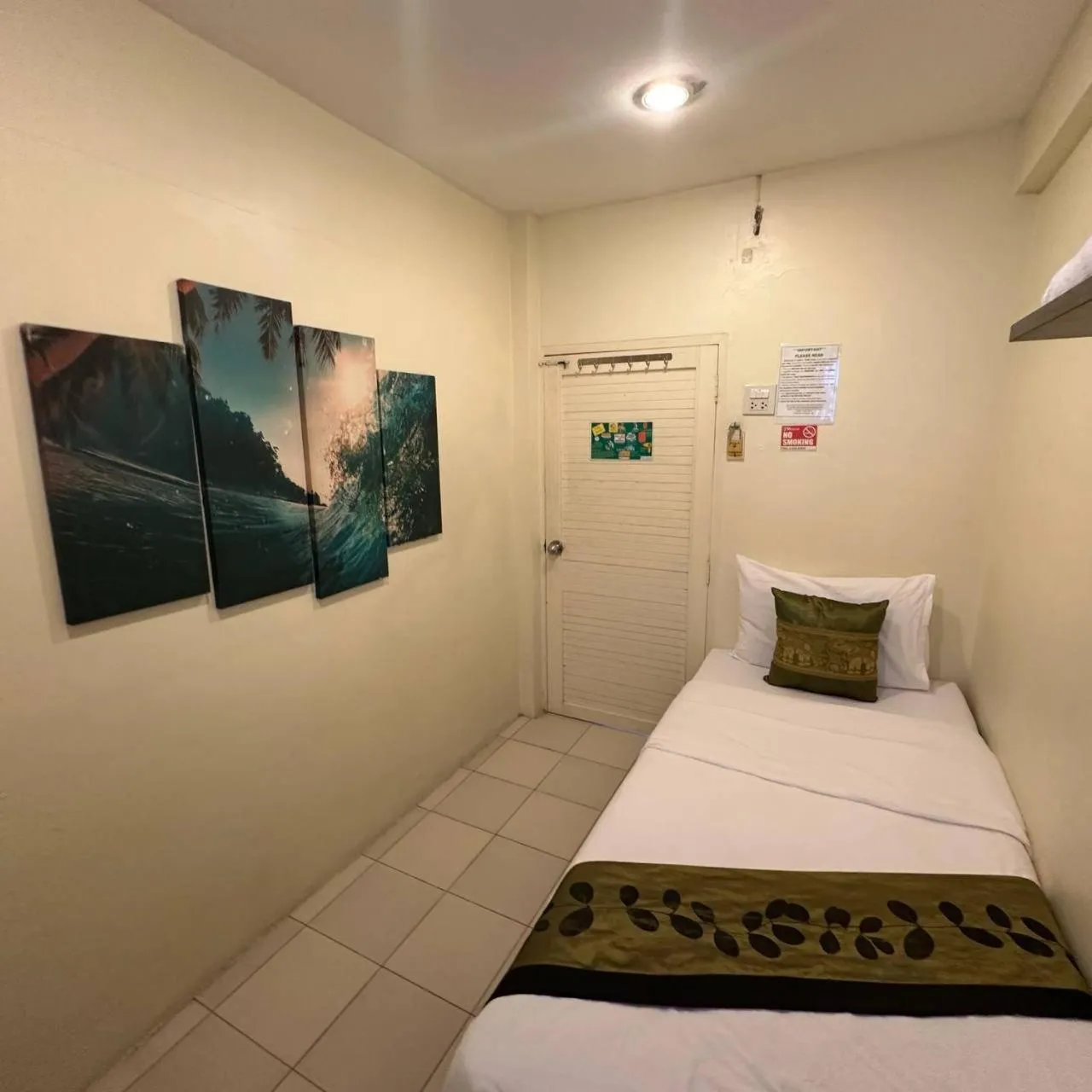 Bed in Greenhouse Bangkok Khaosan