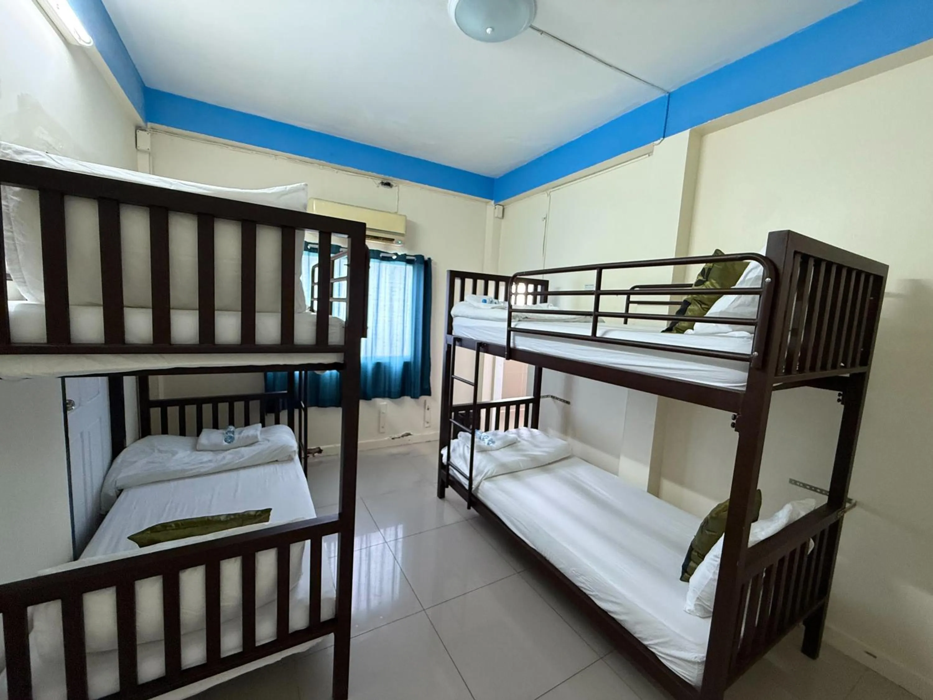 Photo of the whole room, Bed in Greenhouse Bangkok Khaosan