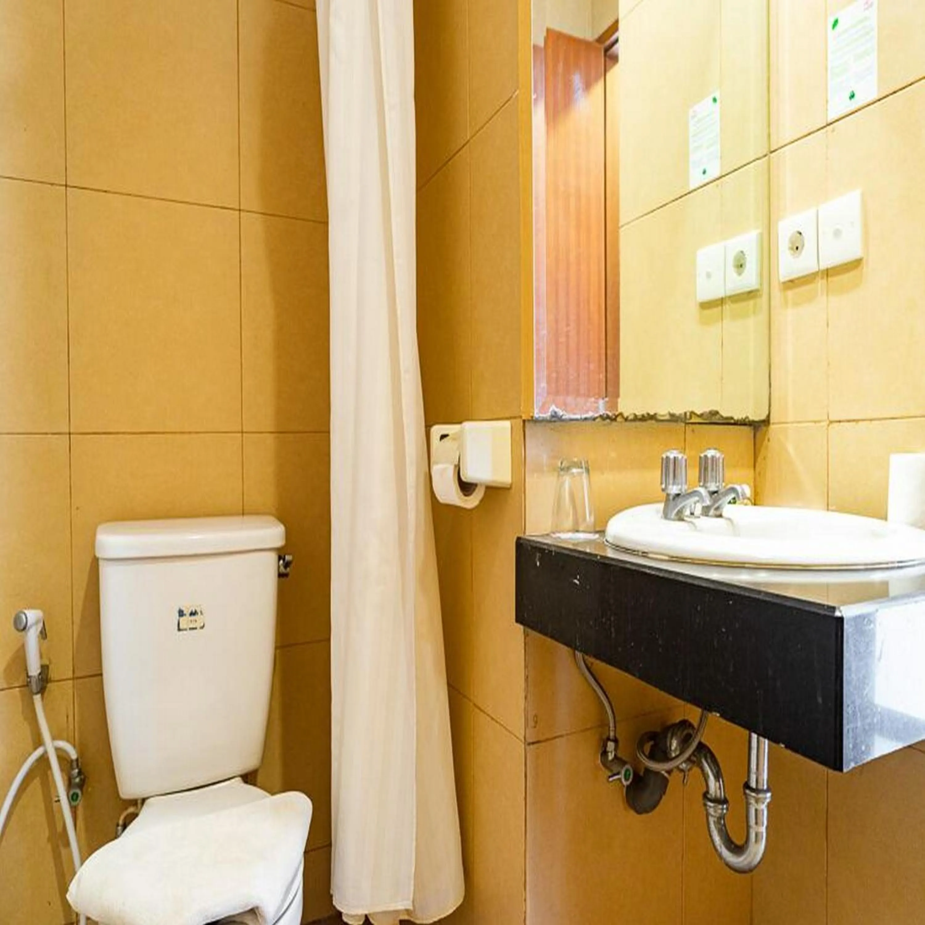 Bathroom in RedDoorz Plus at Blue Pacific Blok M