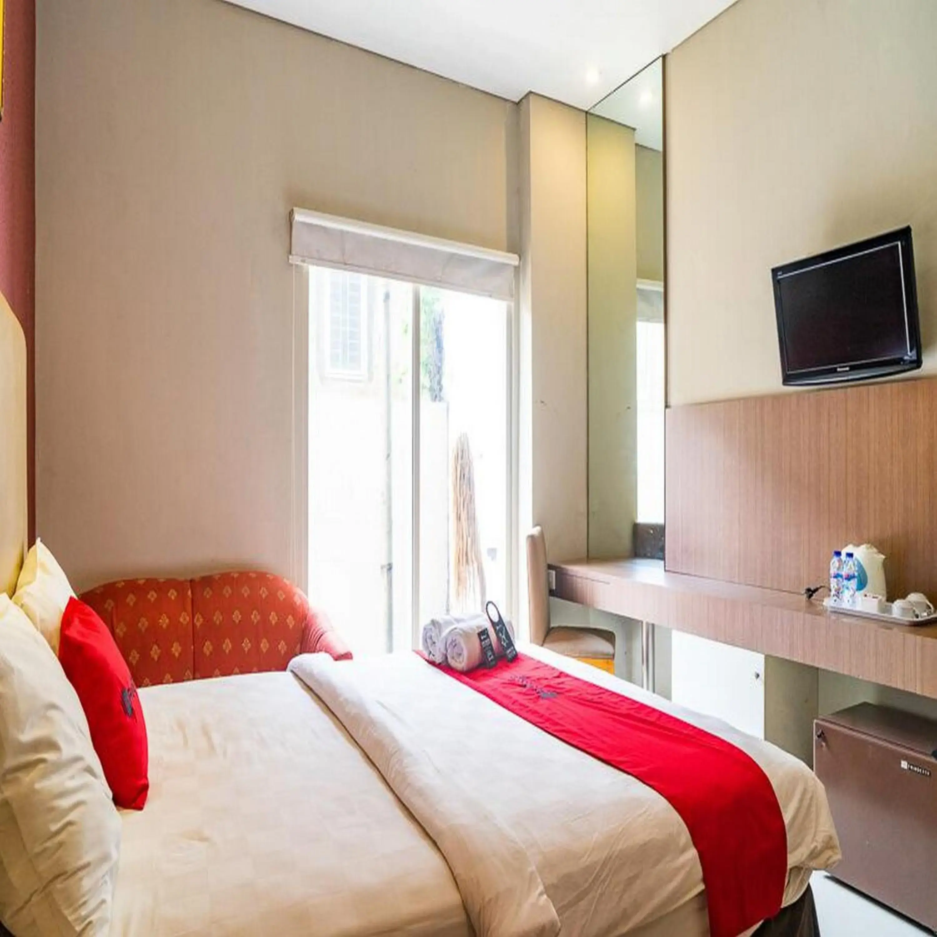 Deluxe Double Room in RedDoorz Plus at Blue Pacific Blok M Deluxe Double Room in RedDoorz Plus at Blue Pacific Blok M