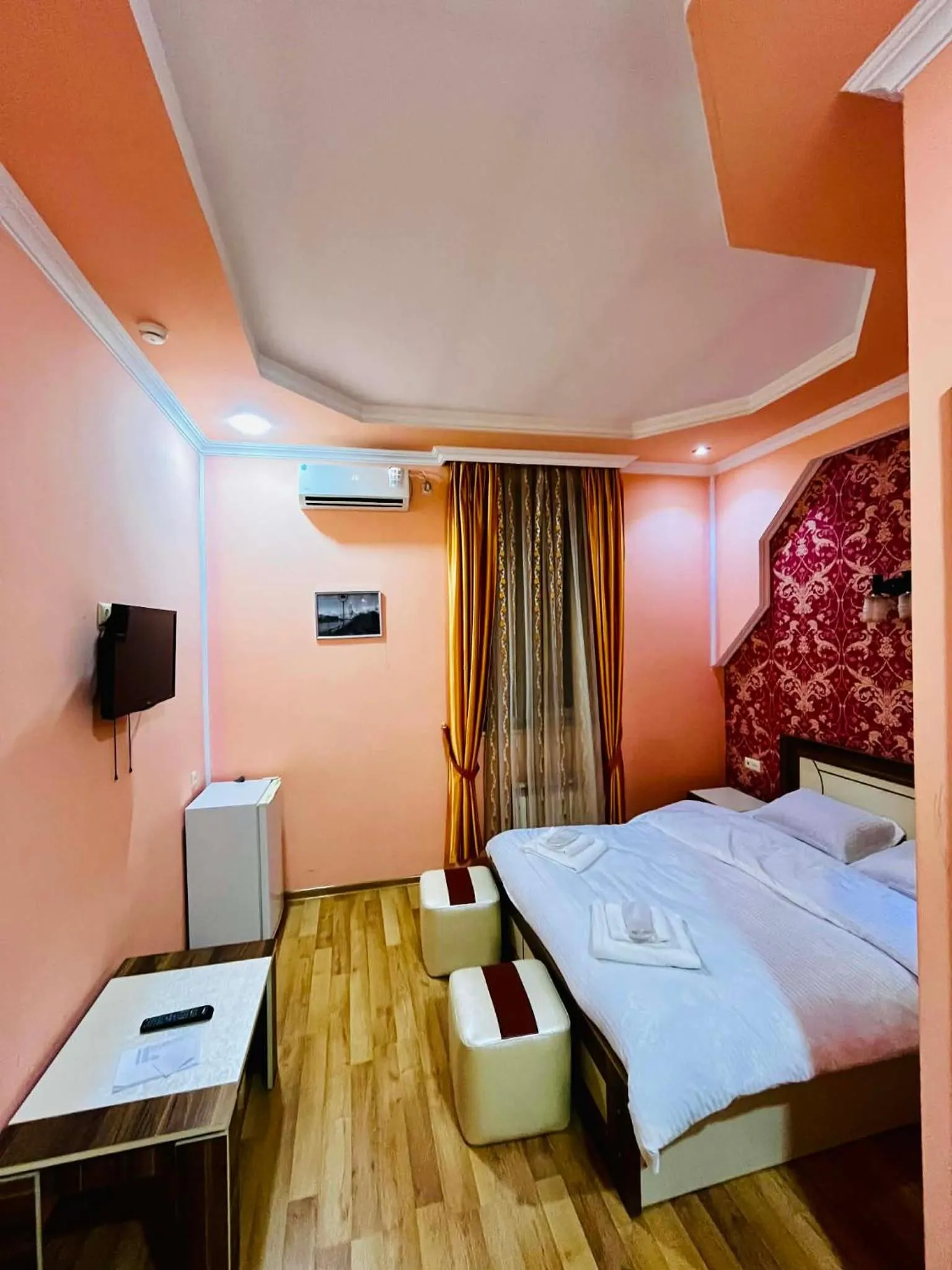 Shower, Bed in Lux Palace Hotel