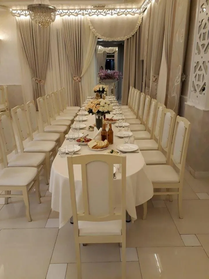 Restaurant/places to eat in Lux Palace Hotel