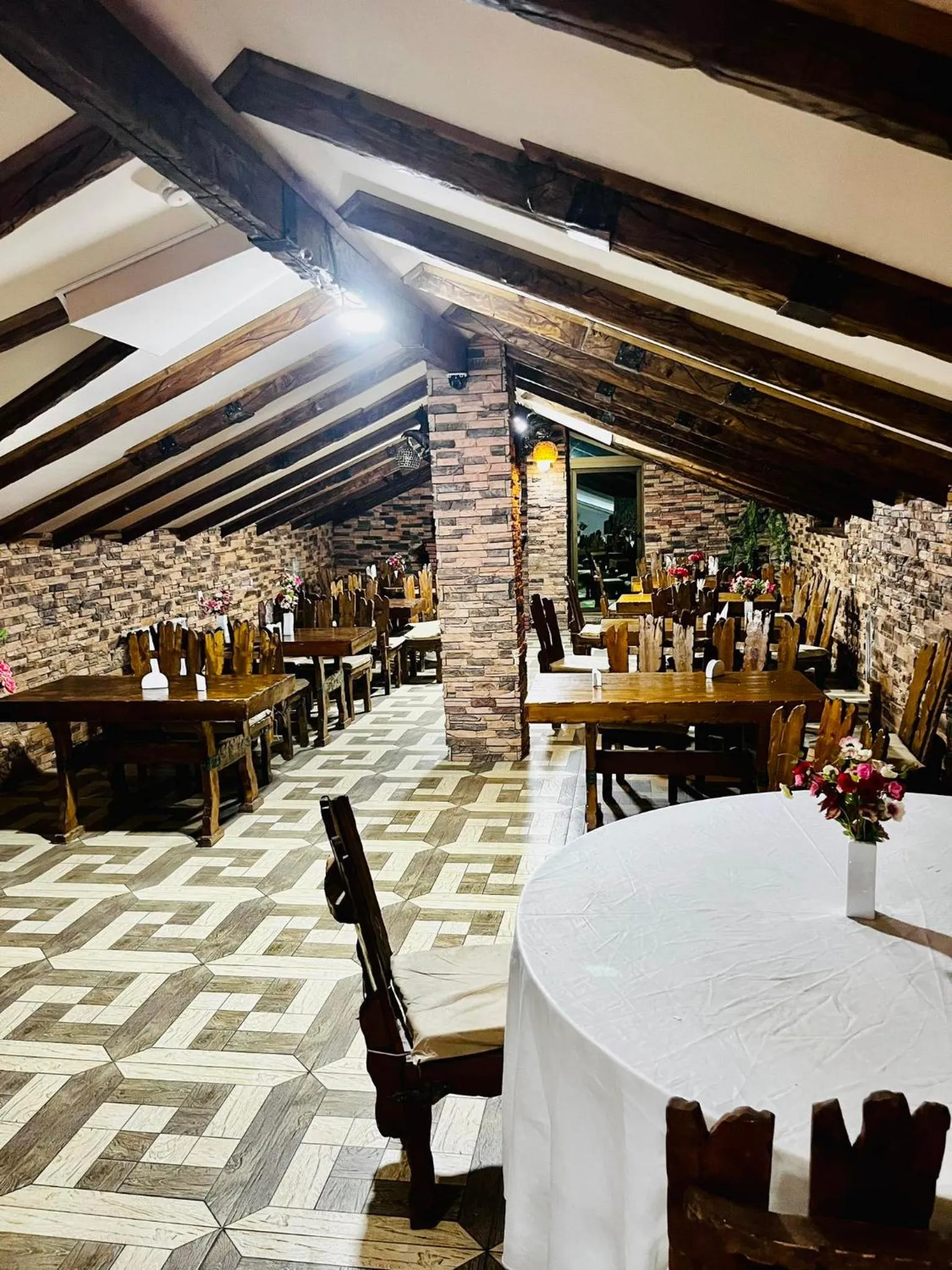 Restaurant/places to eat in Lux Palace Hotel