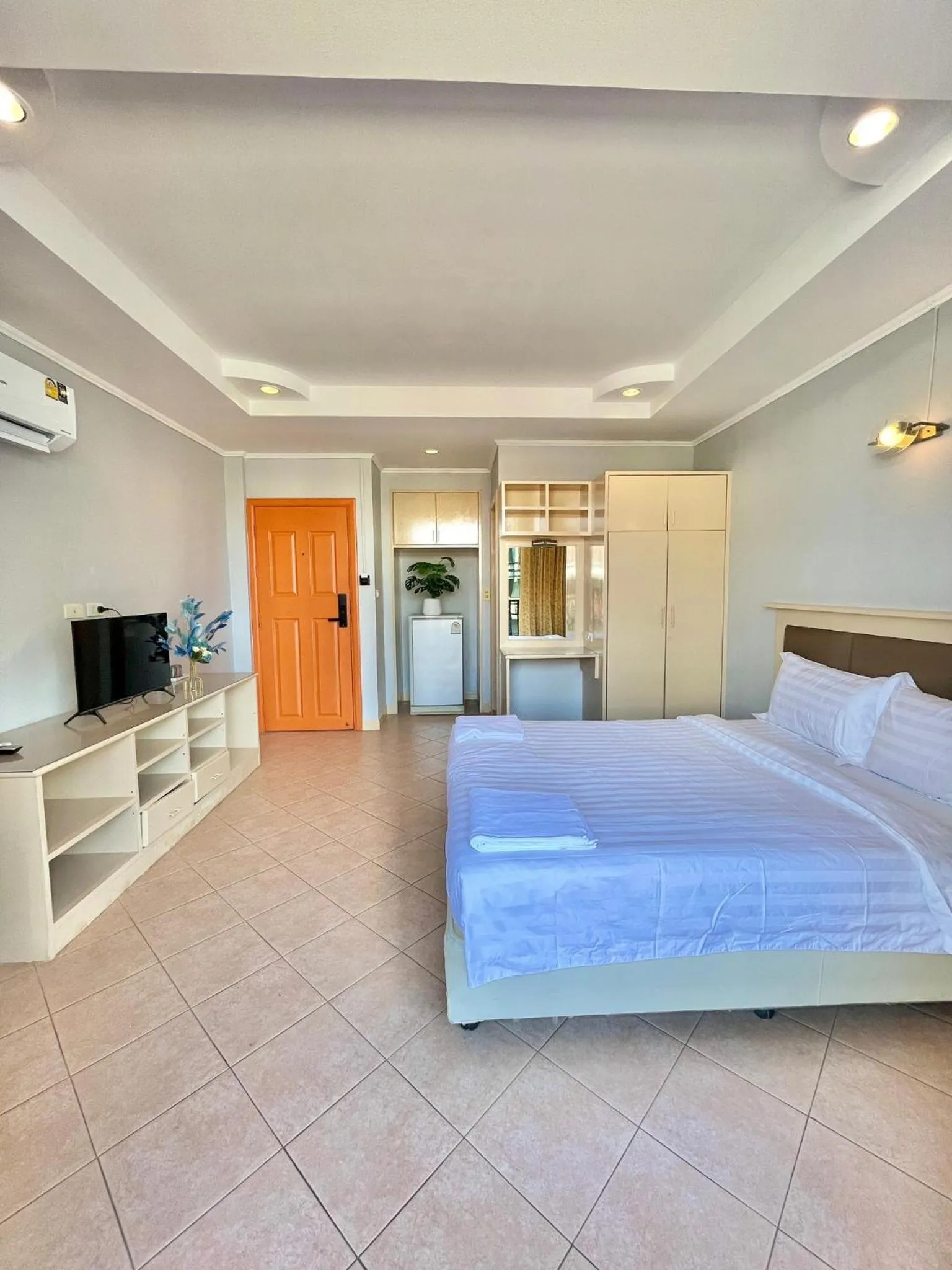 Bed in Nona Pattaya Hotel