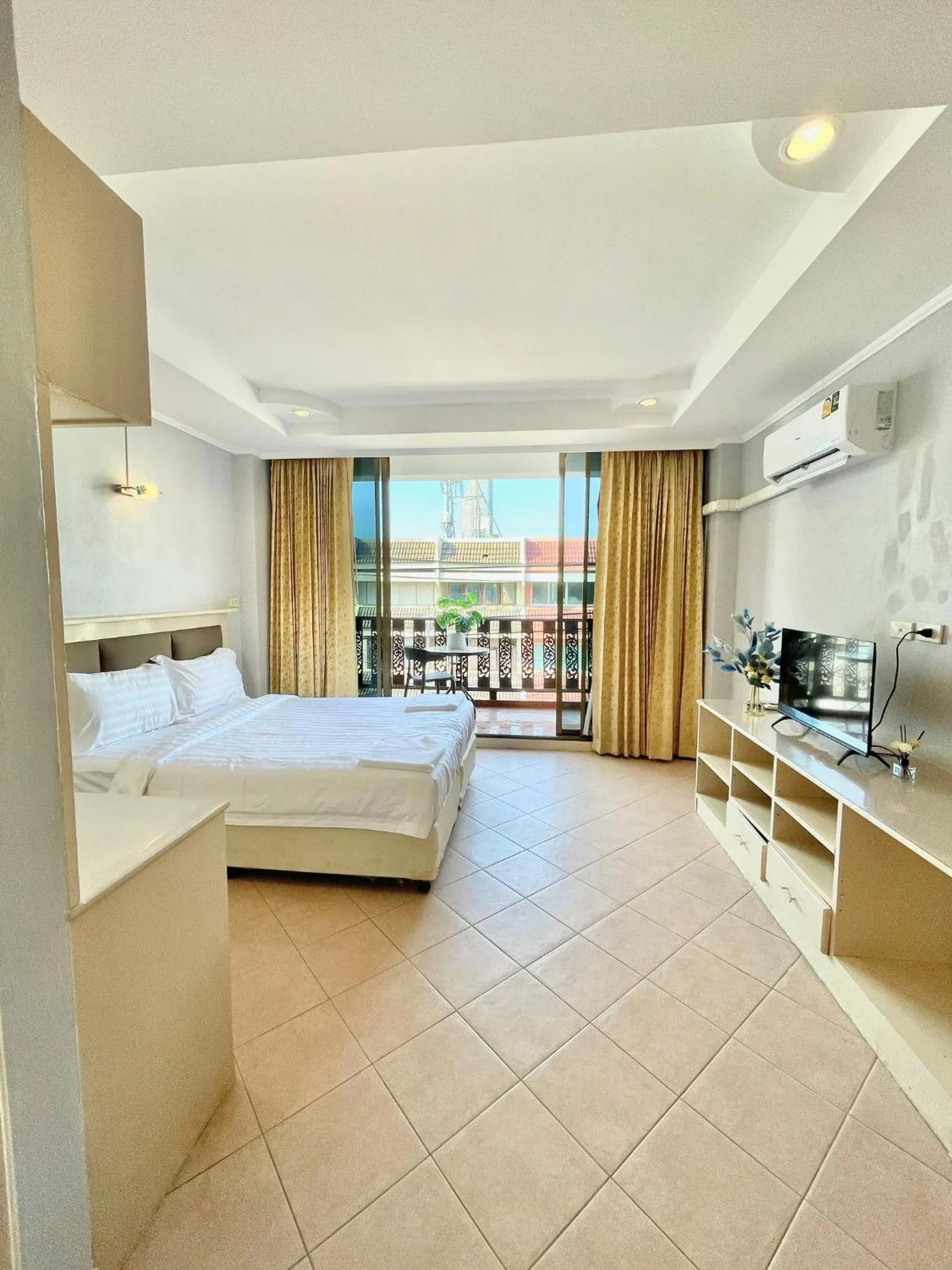 Bed in Nona Pattaya Hotel