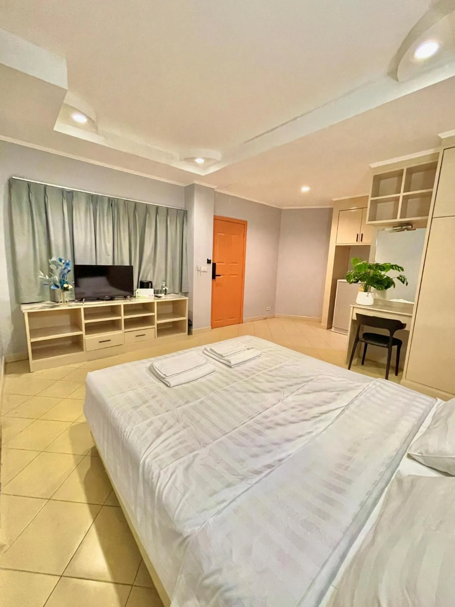Bed in Nona Pattaya Hotel