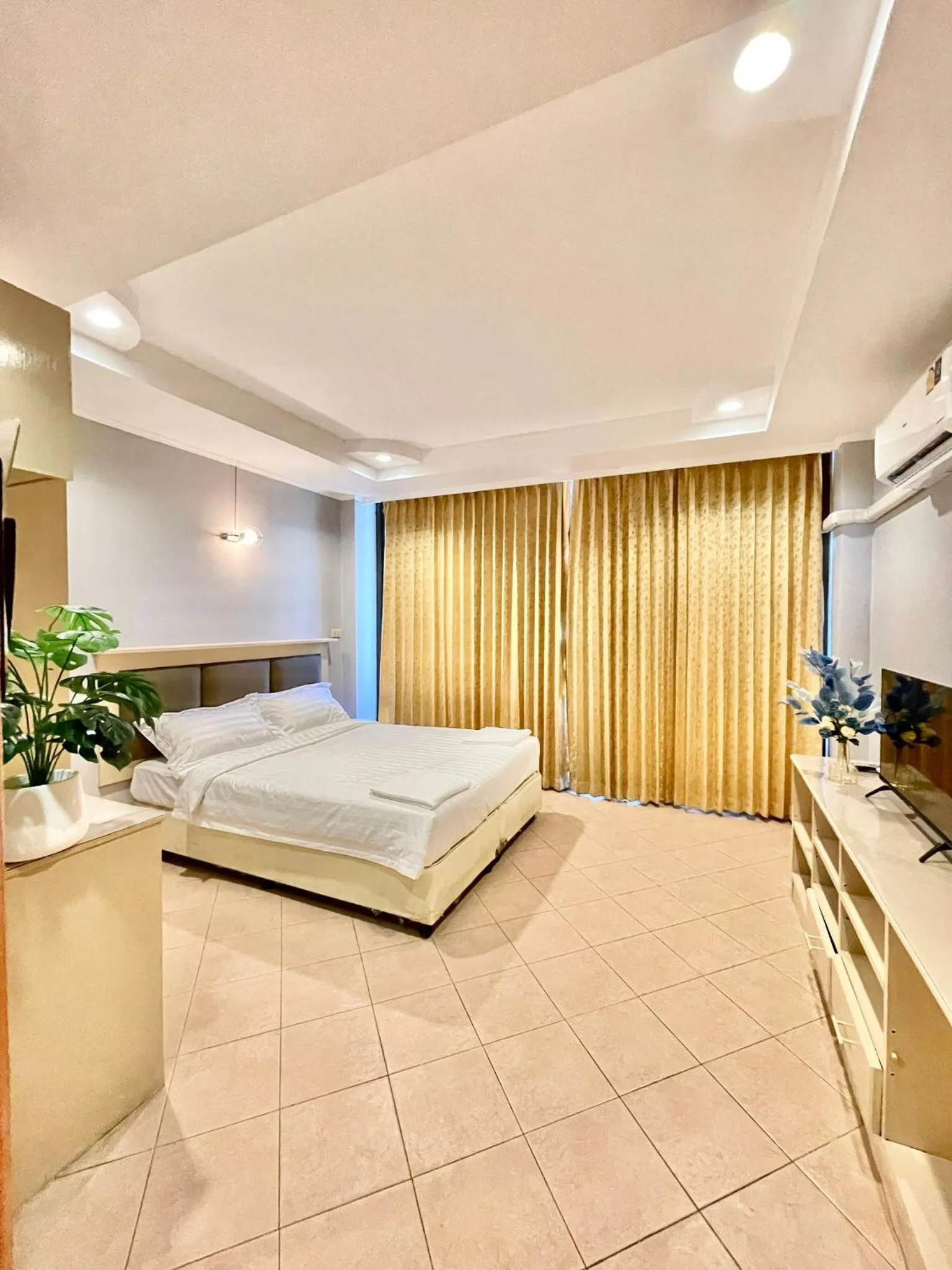 Bed in Nona Pattaya Hotel