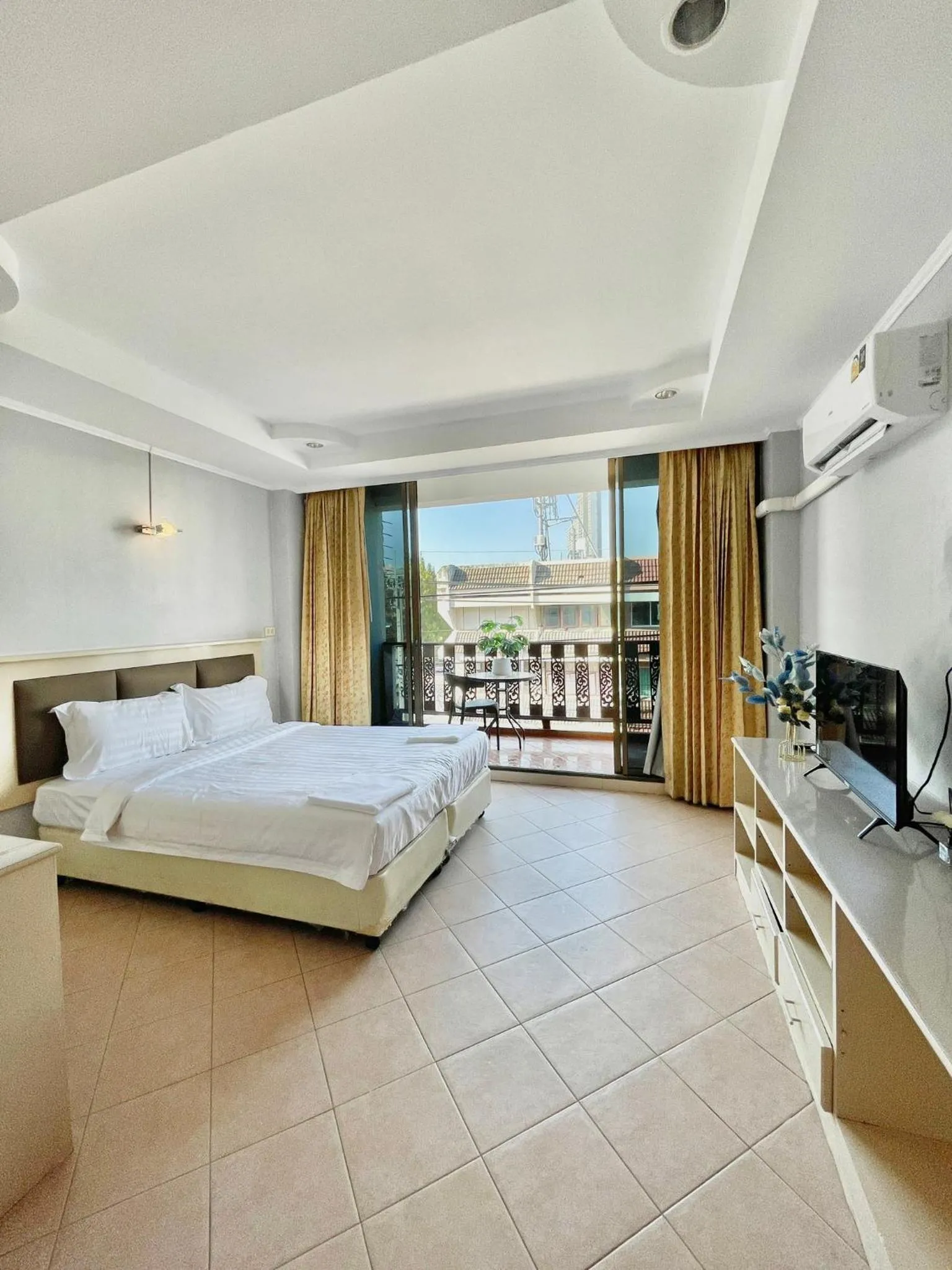 Bed in Nona Pattaya Hotel