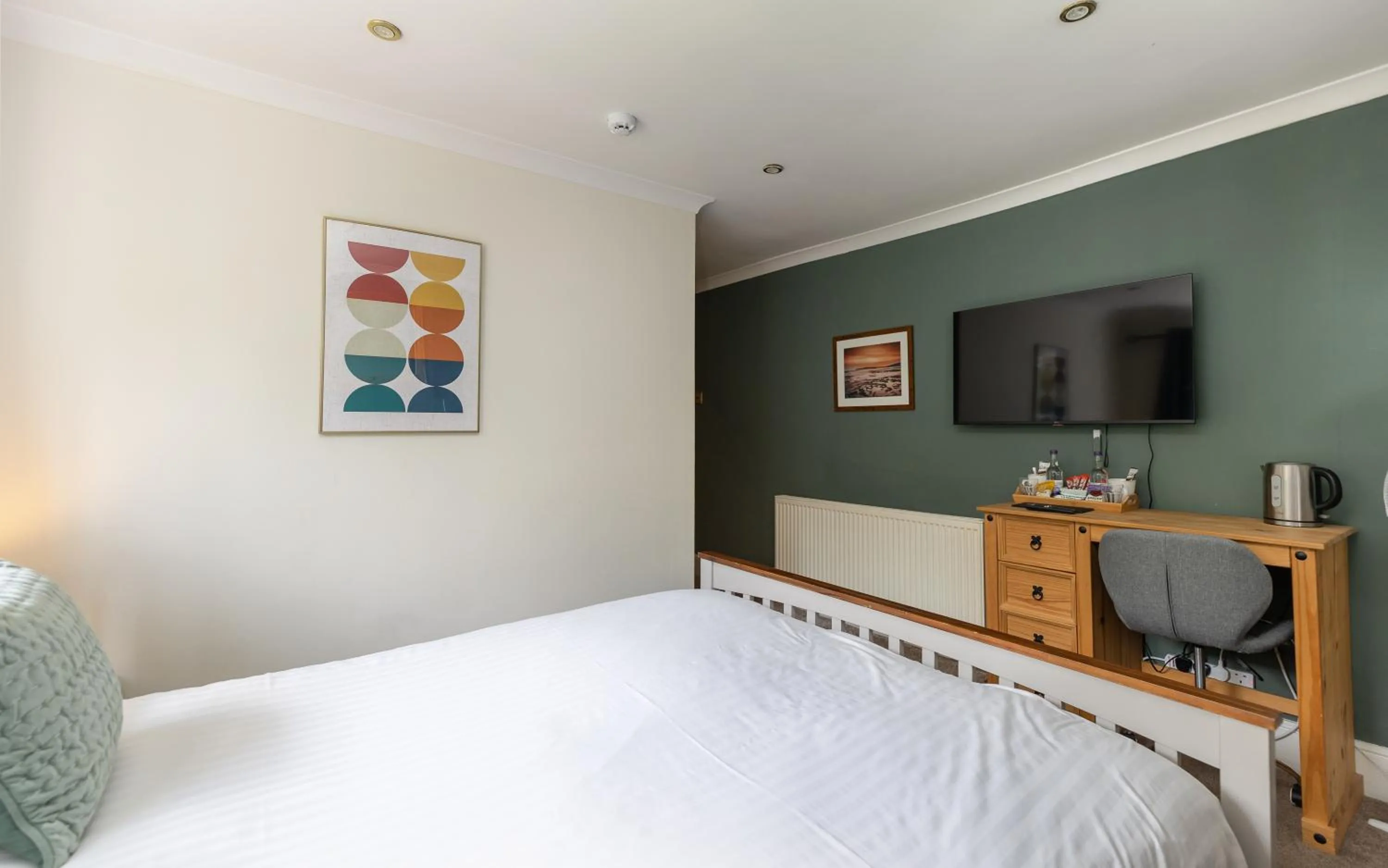 Bed in Hewitt's Restaurant & Rooms