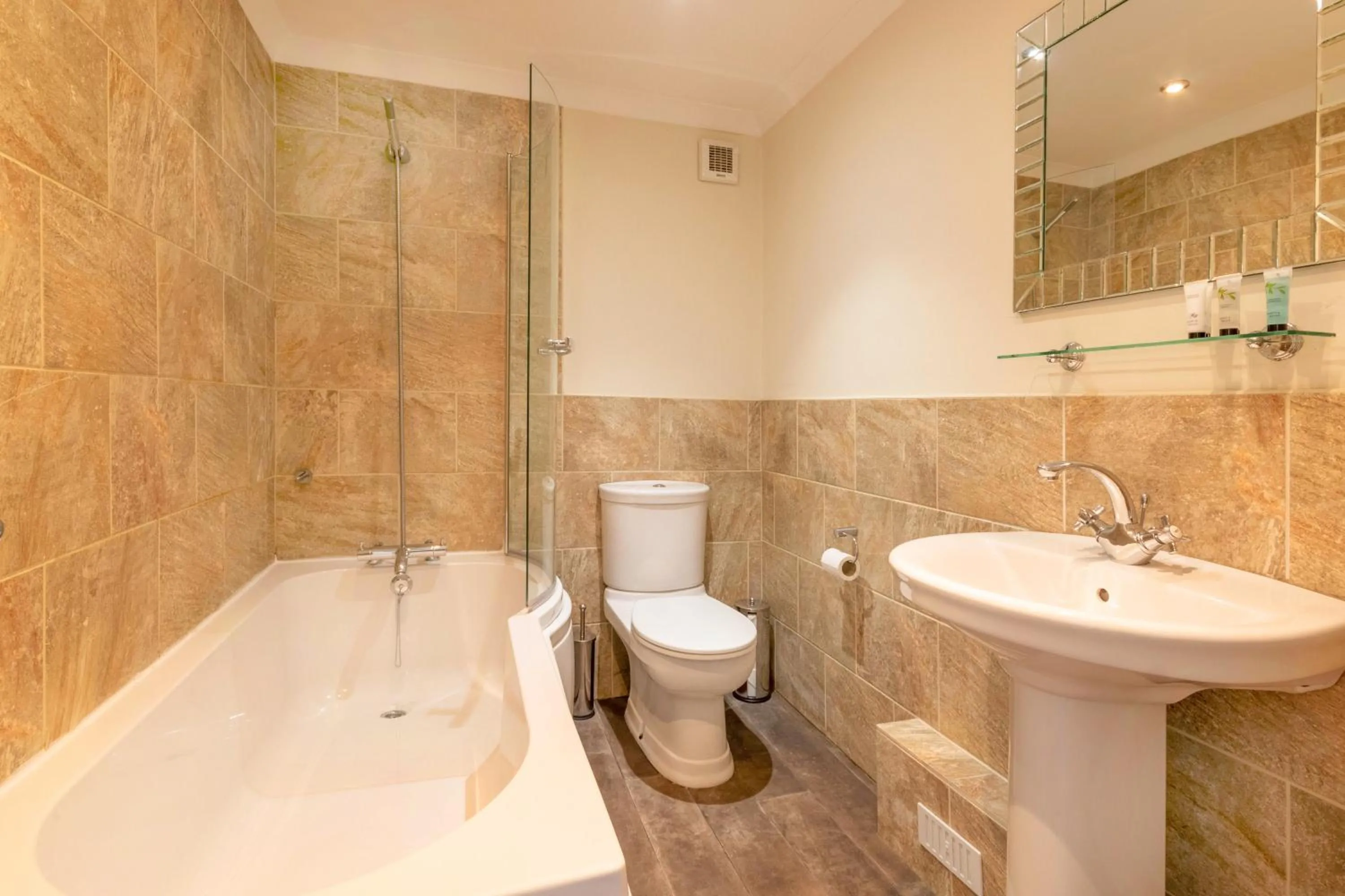 Shower in Hewitt's Restaurant & Rooms