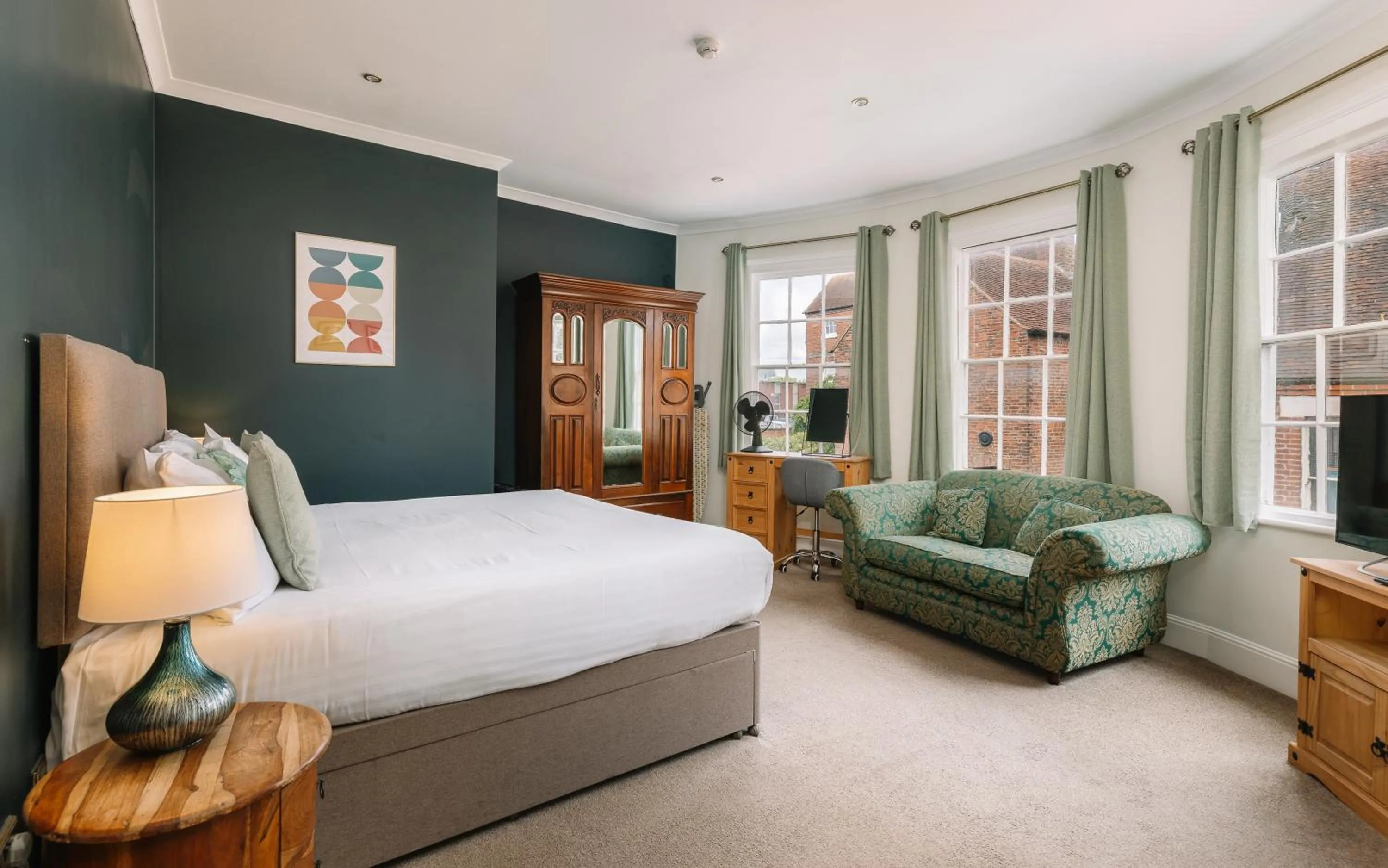 Bed in Hewitt's Restaurant & Rooms