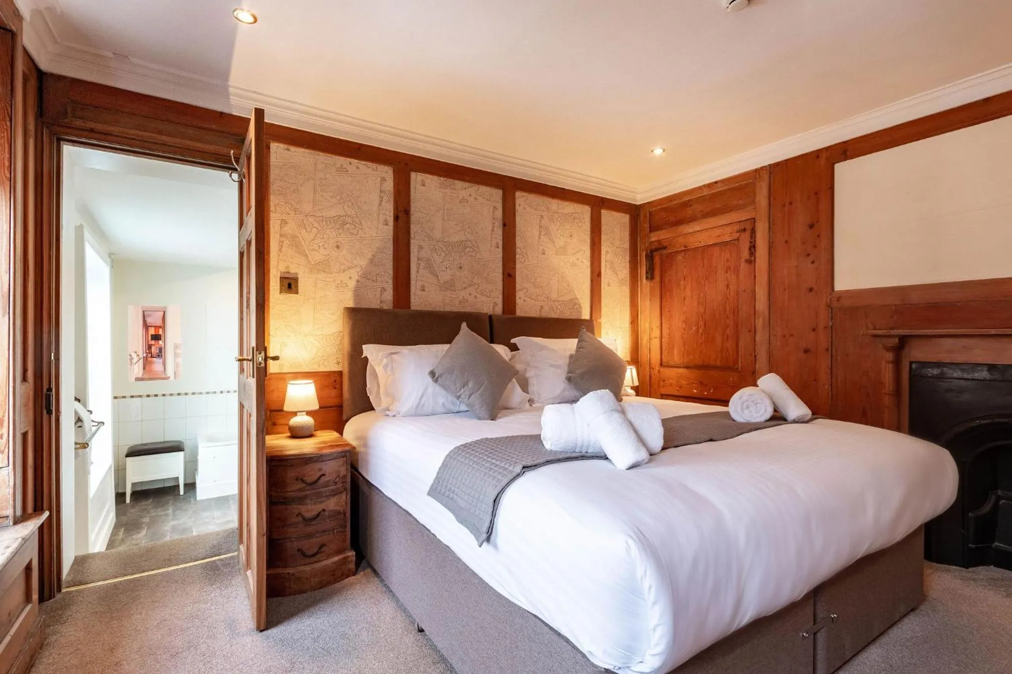 Bed in Hewitt's Restaurant & Rooms