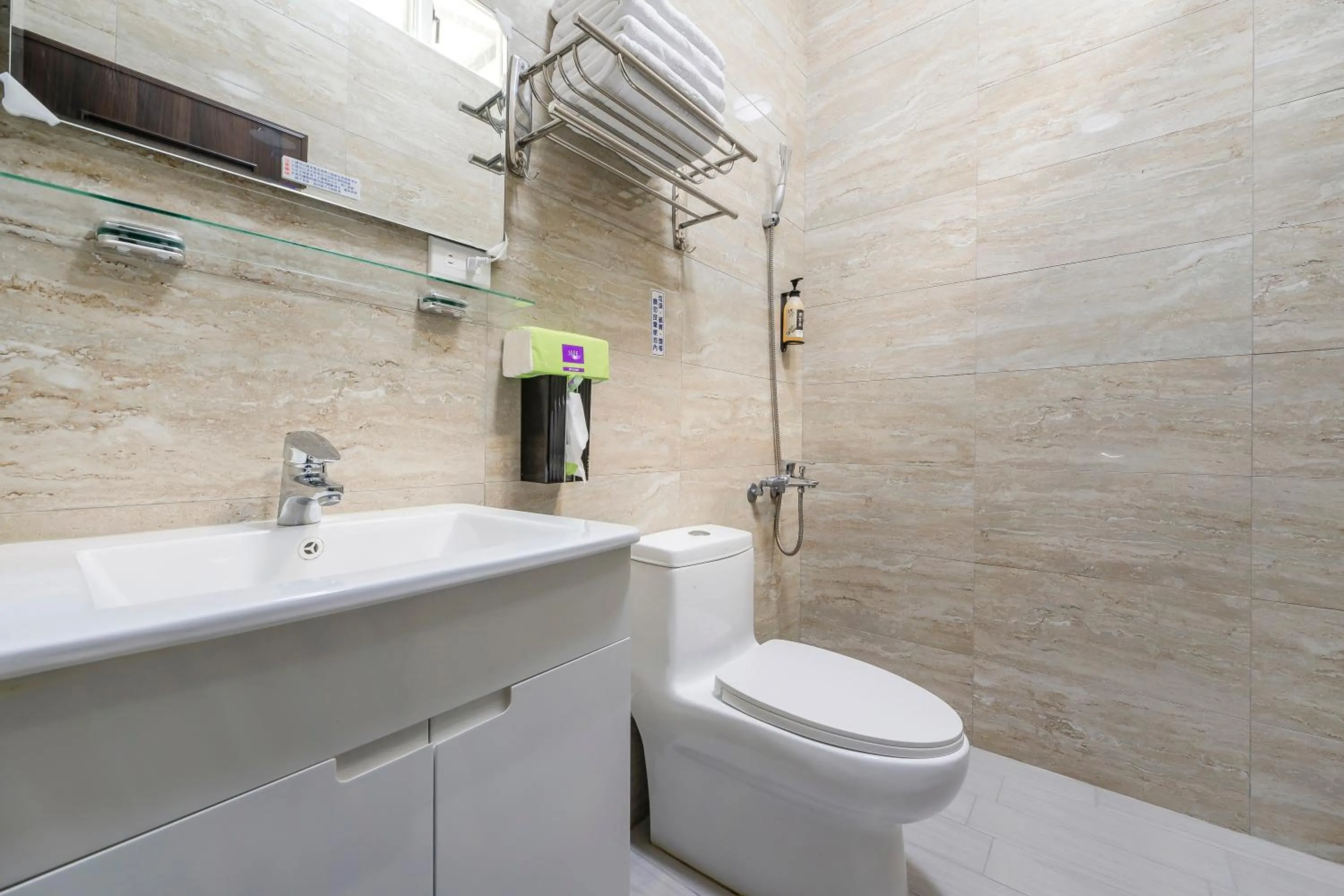 Shower in Little Lost B&B l Family&Pet Friendly