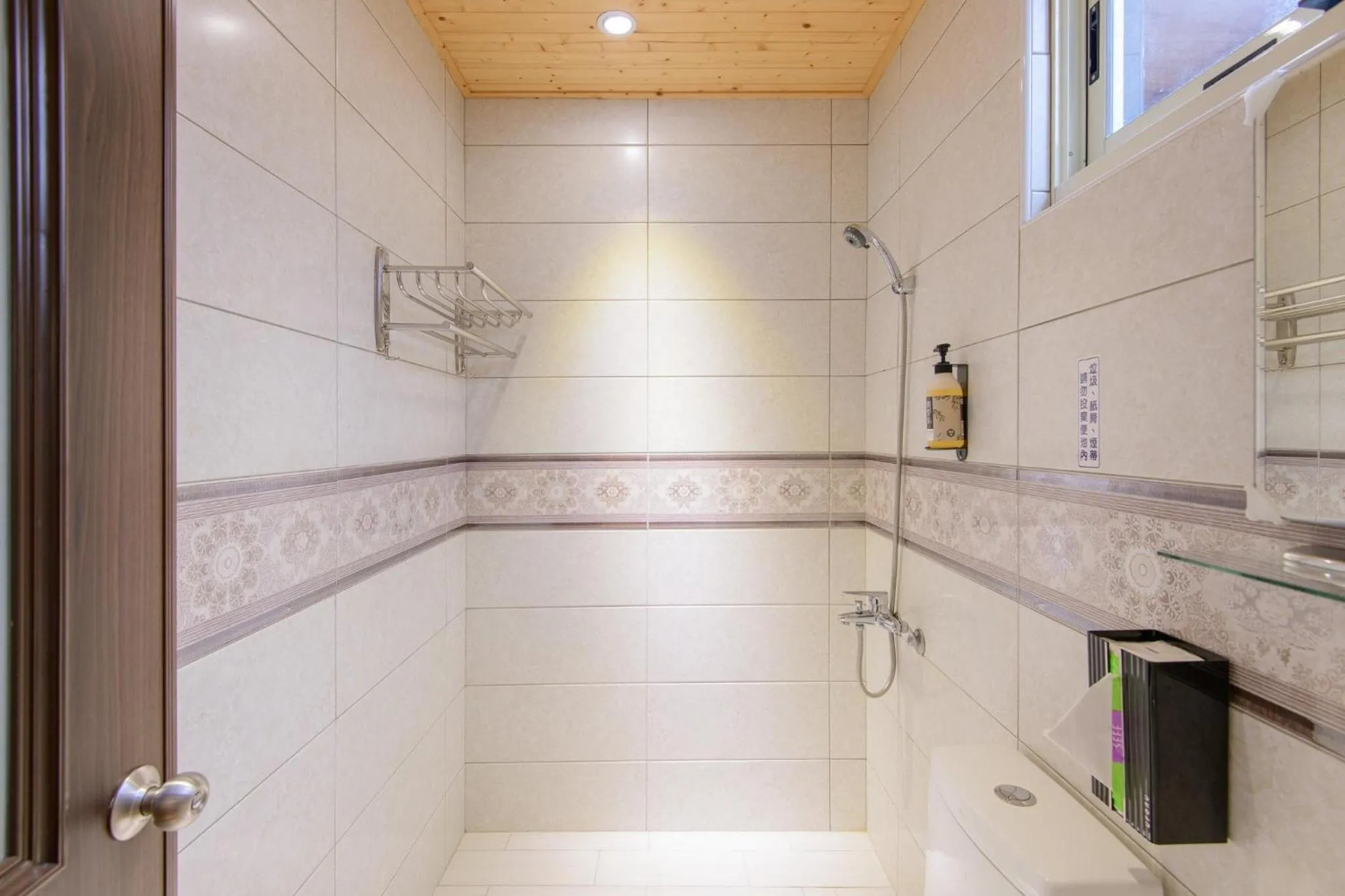 Shower in Little Lost B&B l Family&Pet Friendly