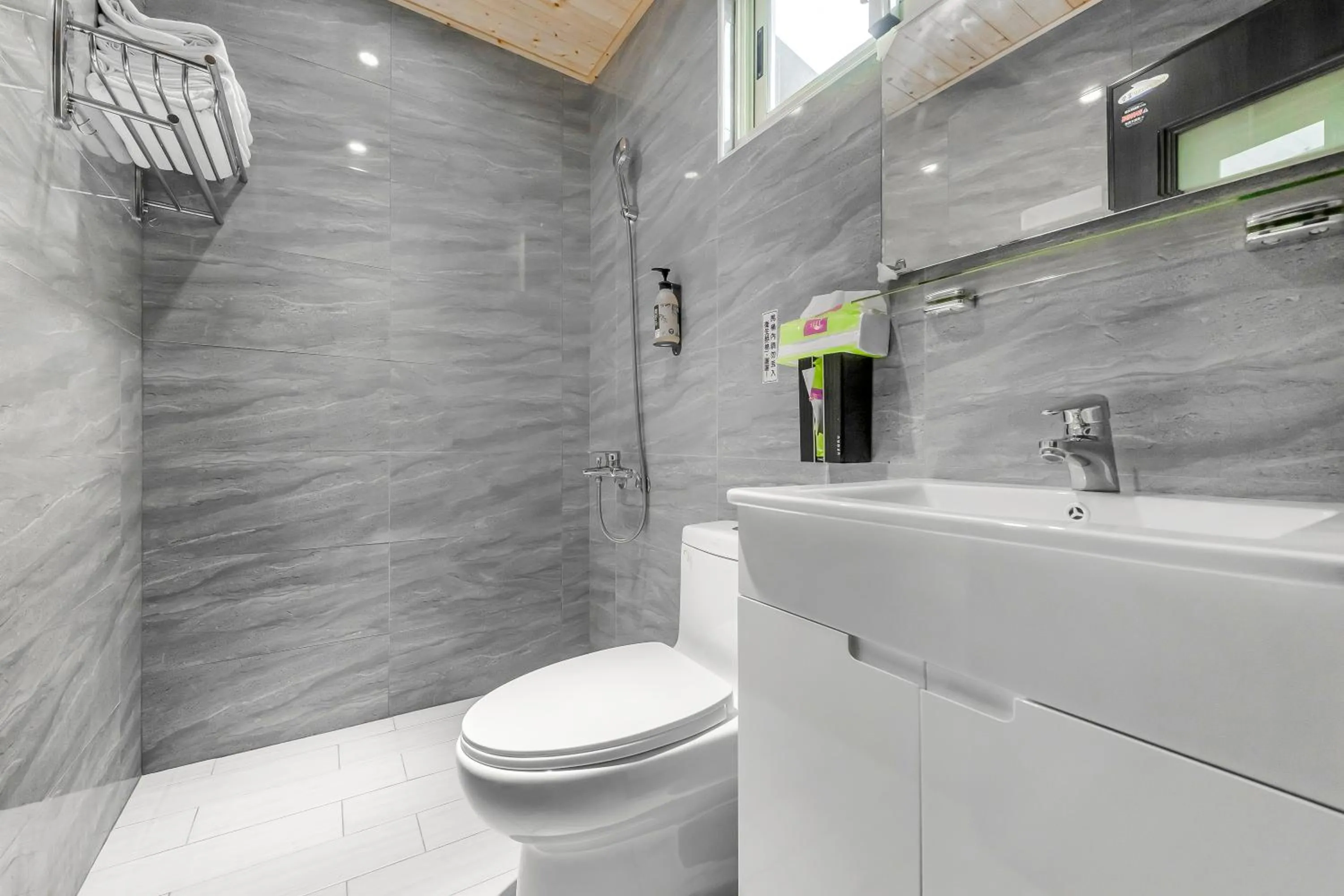 Bathroom in Little Lost B&B l Family&Pet Friendly