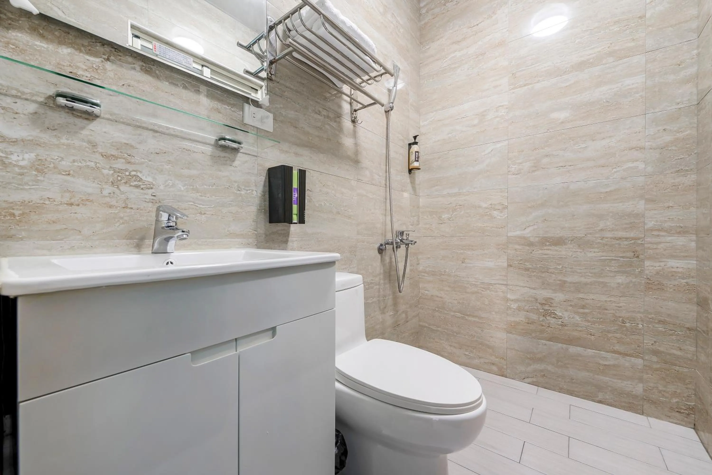 Shower in Little Lost B&B l Family&Pet Friendly