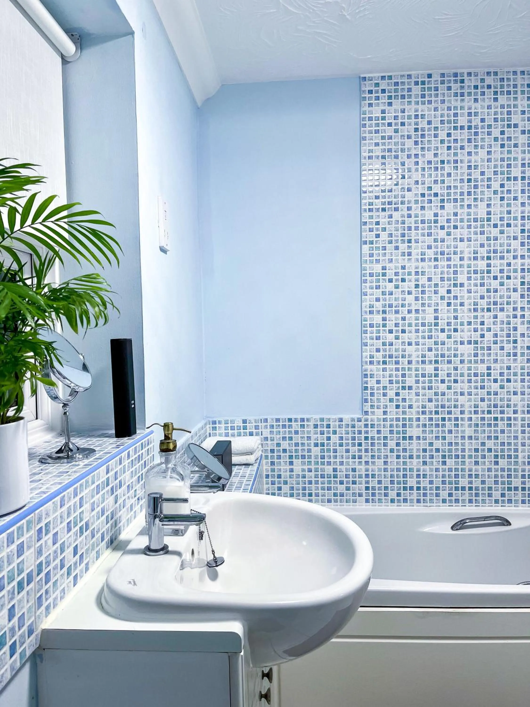 Bathroom in 1-Bed Apt Sleeps 2 20 min walk to Centre