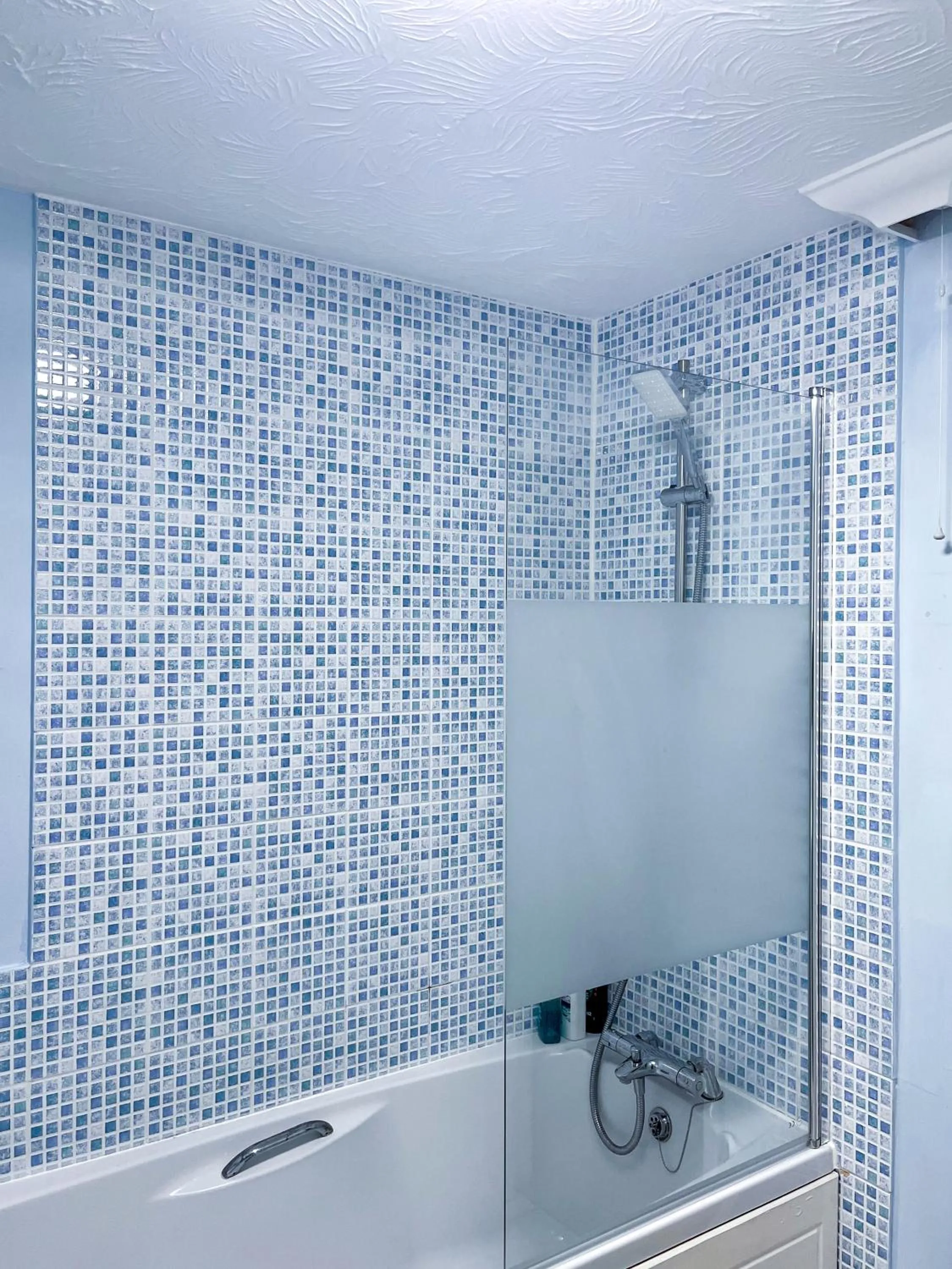 Bathroom in 1-Bed Apt Sleeps 2 20 min walk to Centre