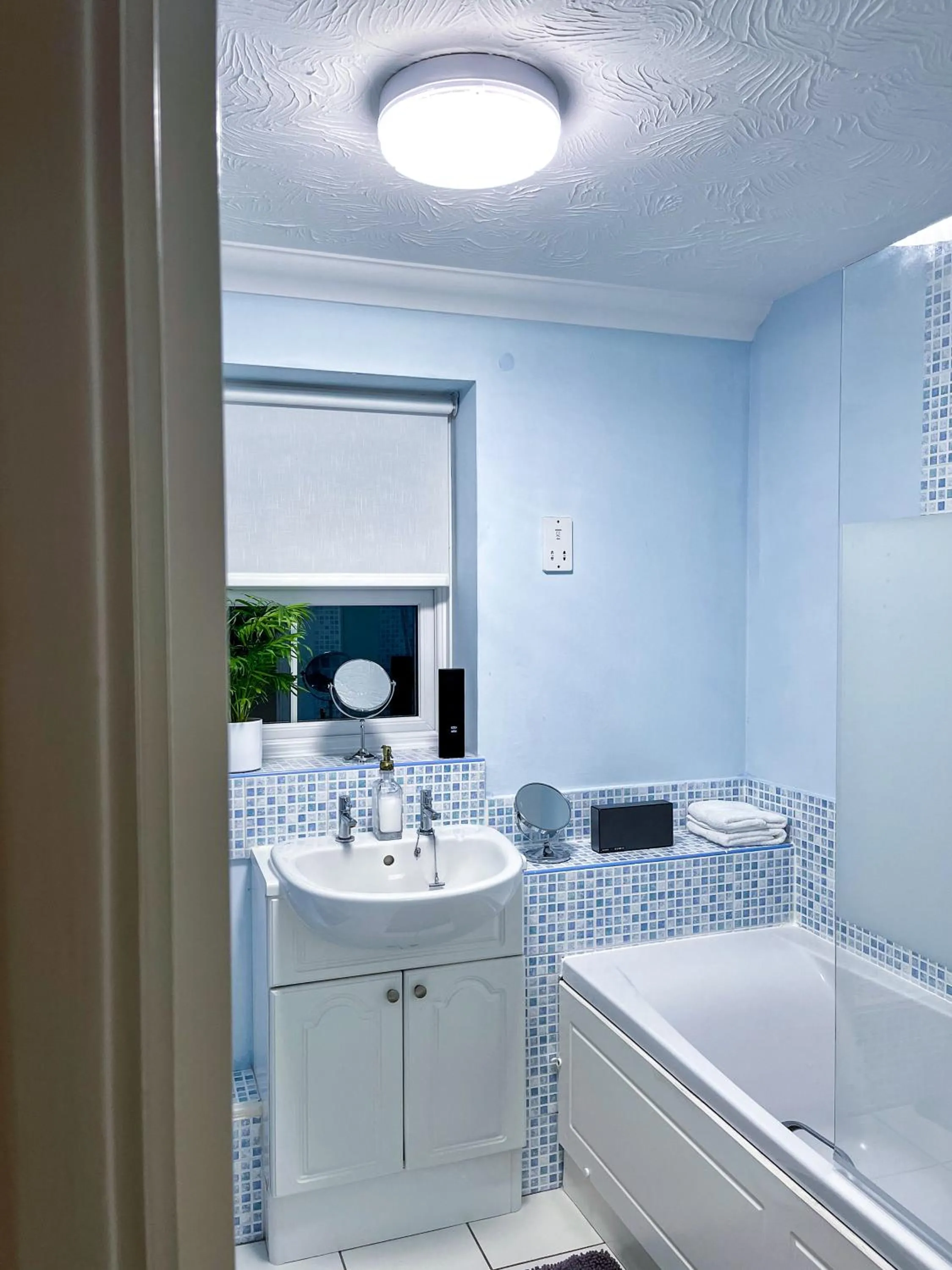 Bathroom in 1-Bed Apt Sleeps 2 20 min walk to Centre