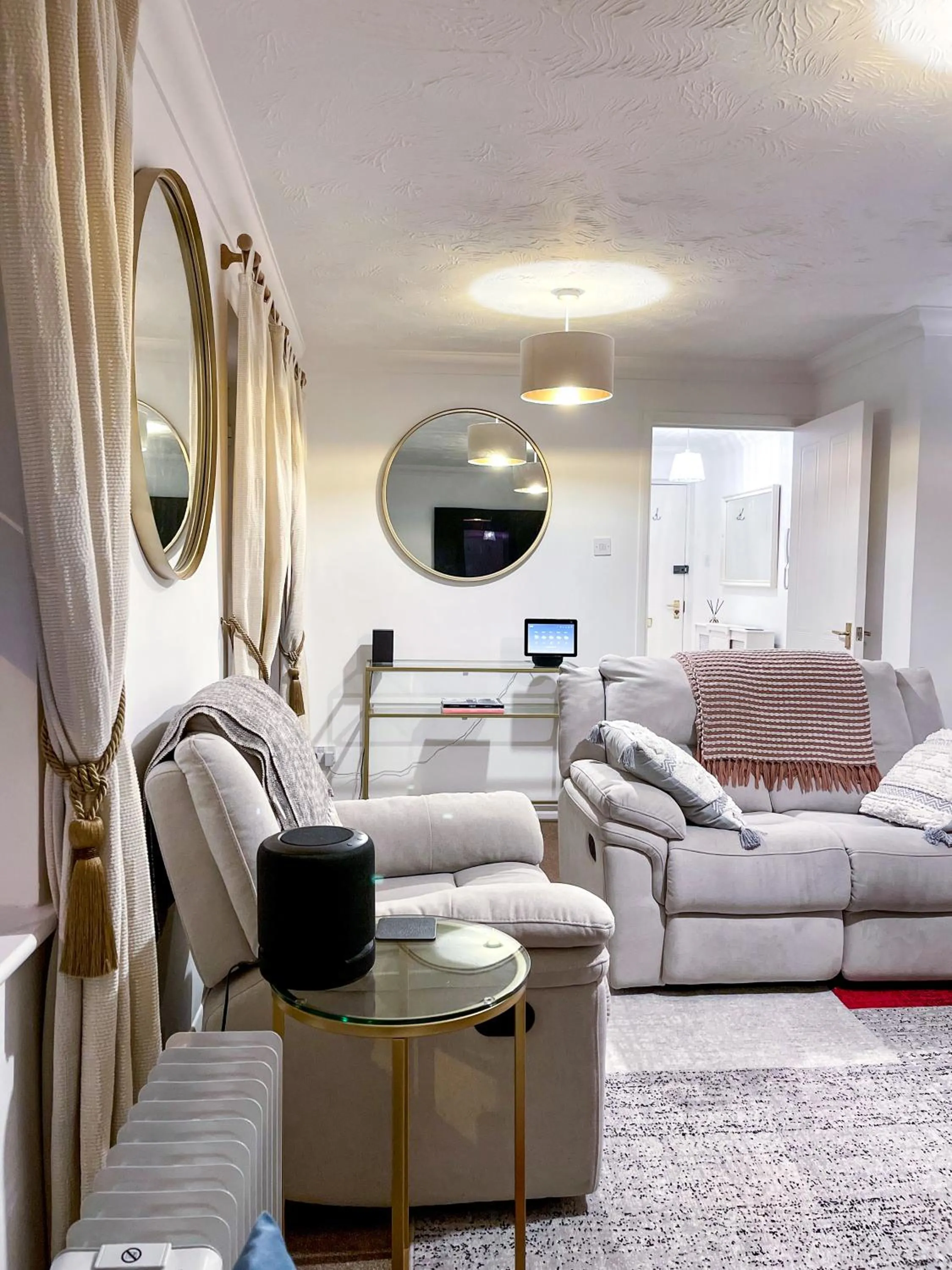 Living room in 1-Bed Apt Sleeps 2 20 min walk to Centre