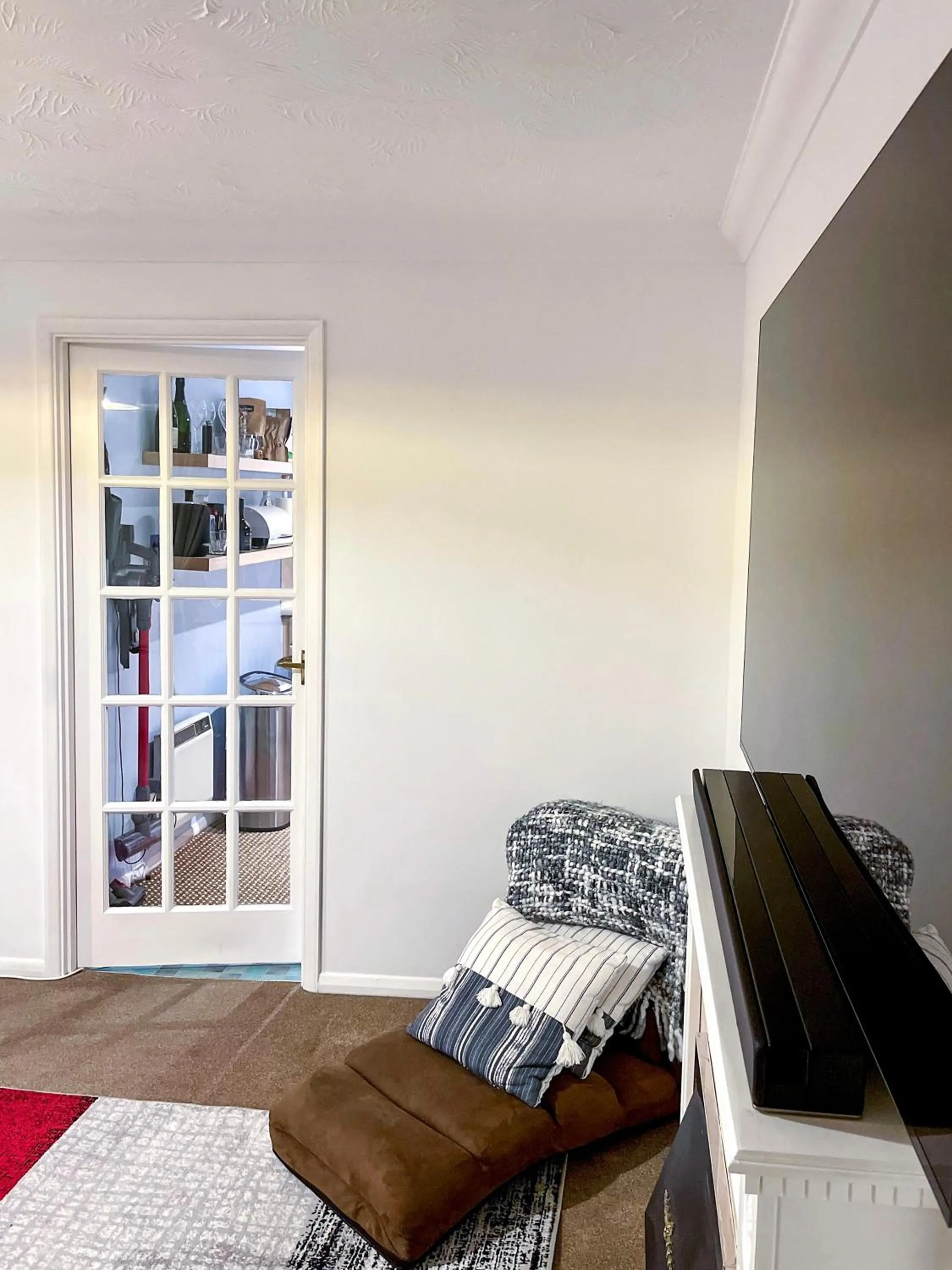 Living room in 1-Bed Apt Sleeps 2 20 min walk to Centre
