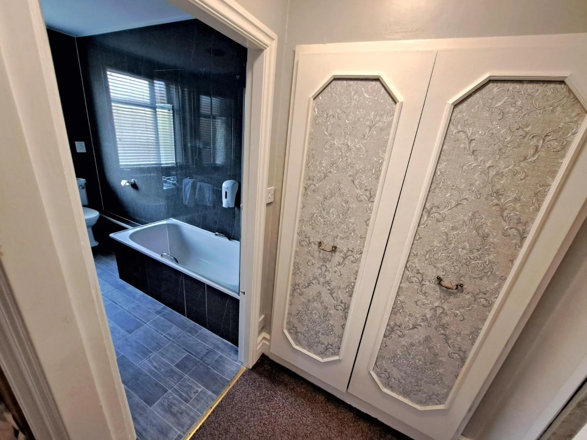 furniture, Bed in Prince Of Wales Hotel