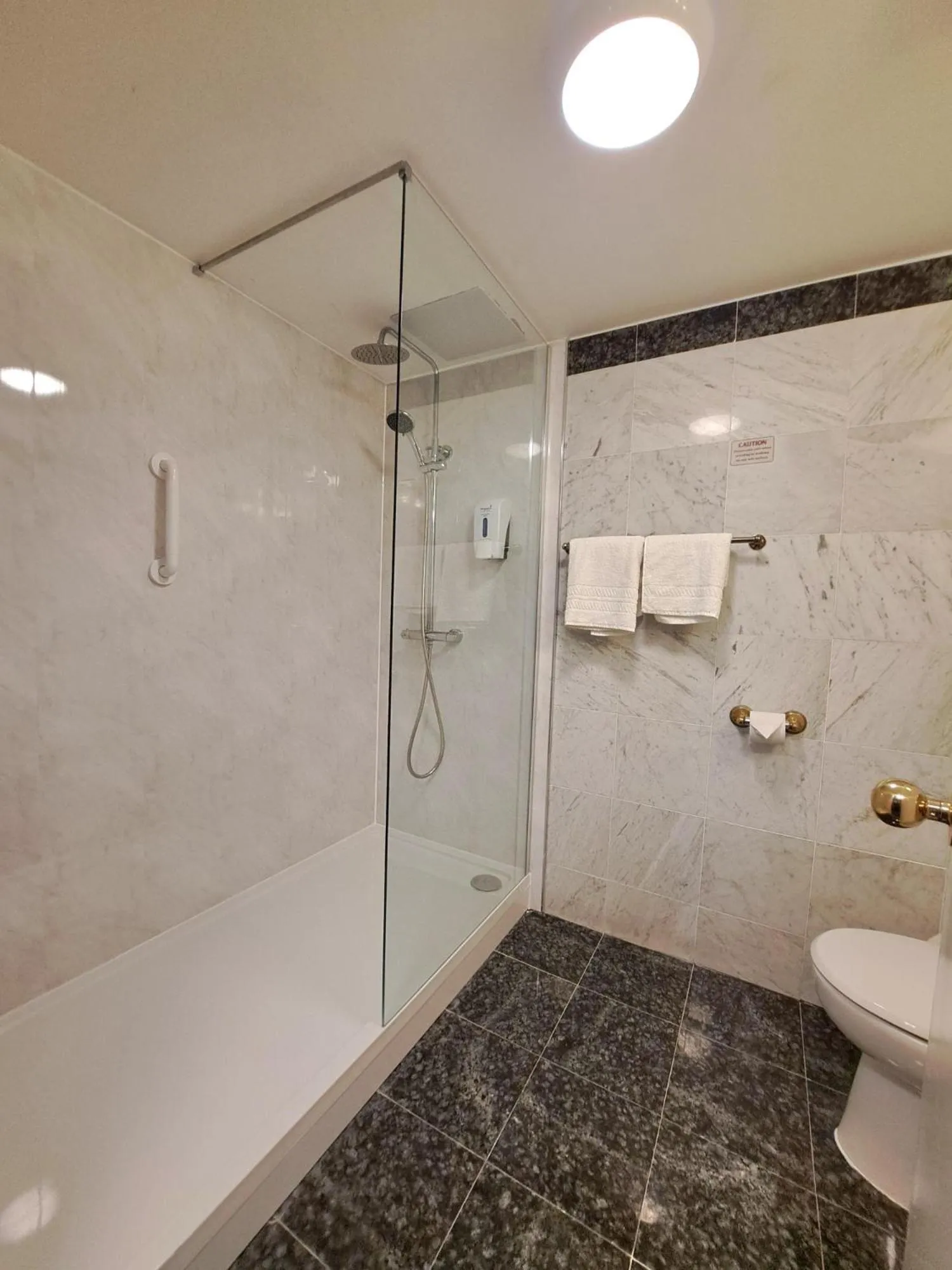 Shower in Prince Of Wales Hotel