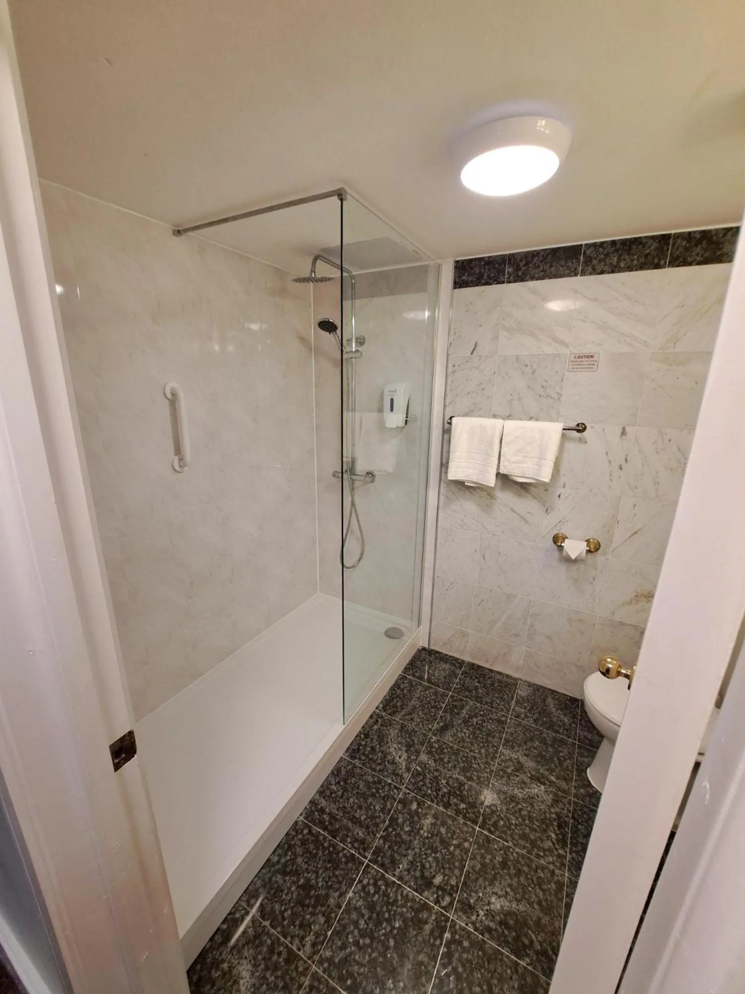 Shower in Prince Of Wales Hotel