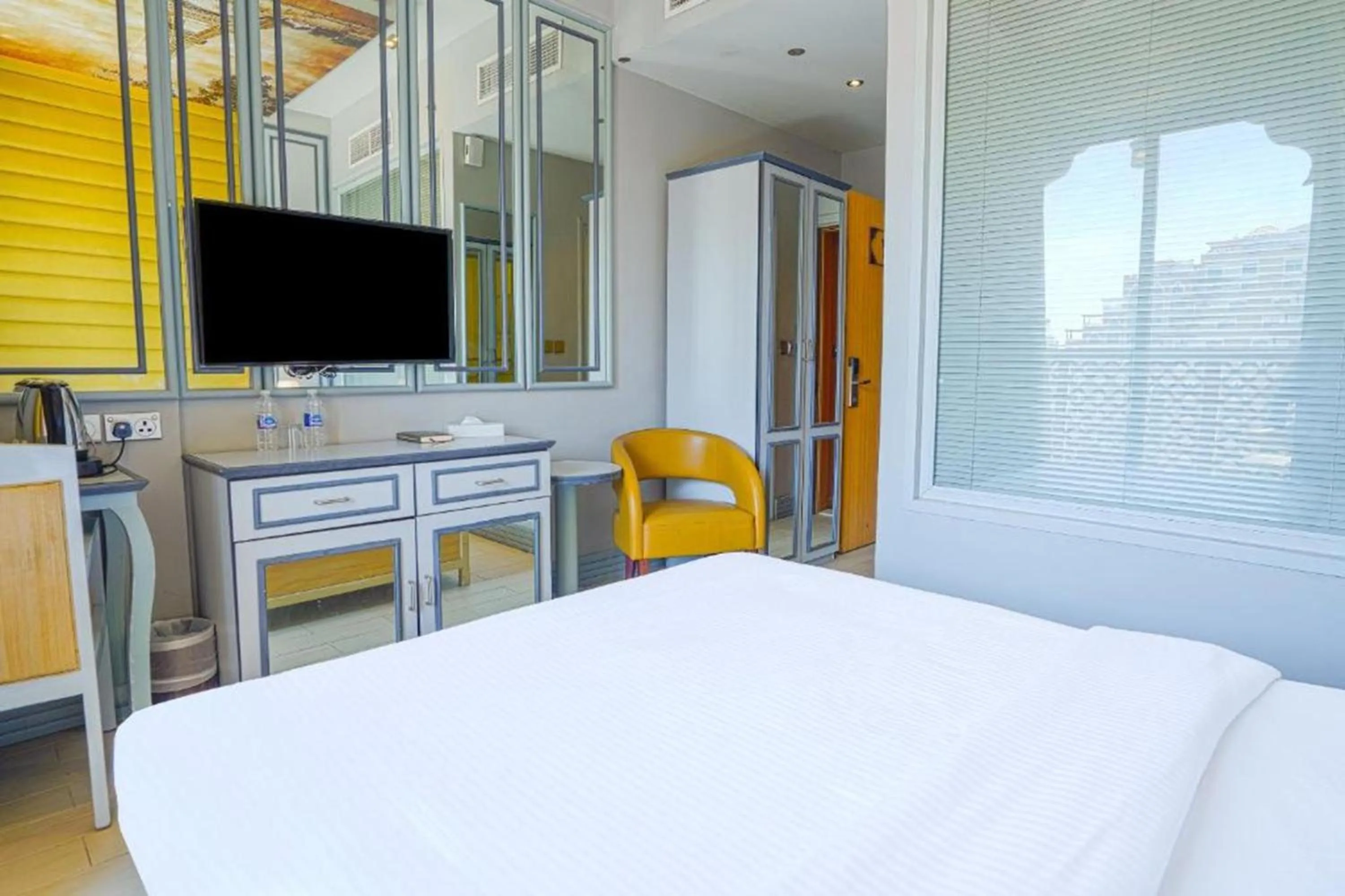 Photo of the whole room in Palette Royal Reflections Hotel and Spa Dubai