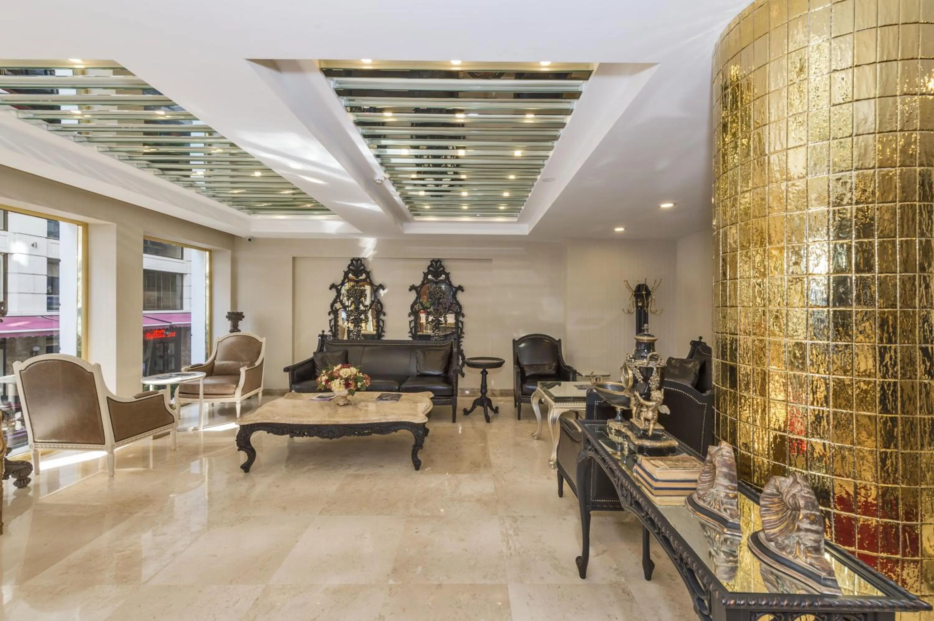 Communal lounge/ TV room in Escardın hotel