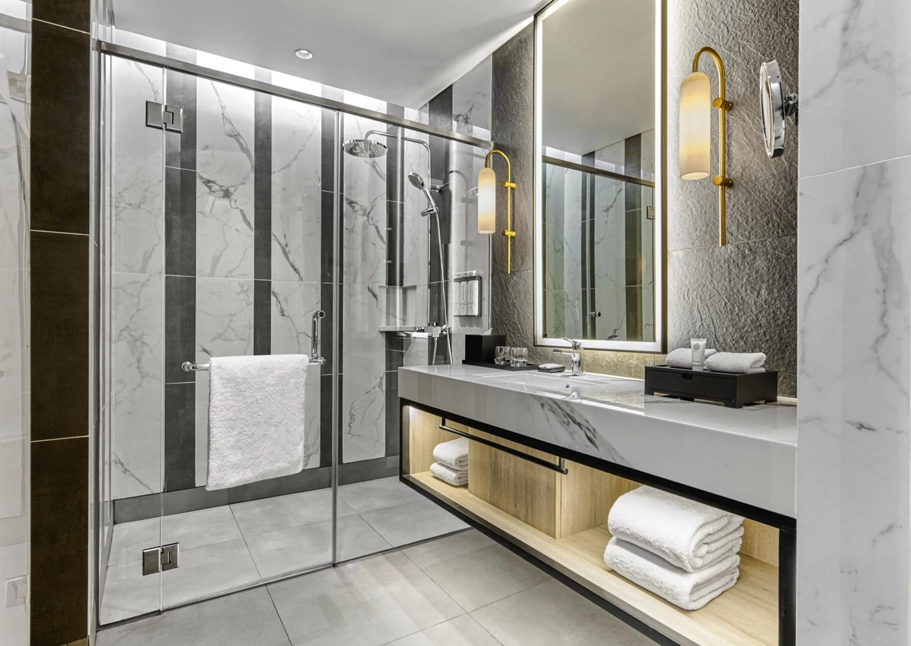 Shower in Hyatt Place Makassar