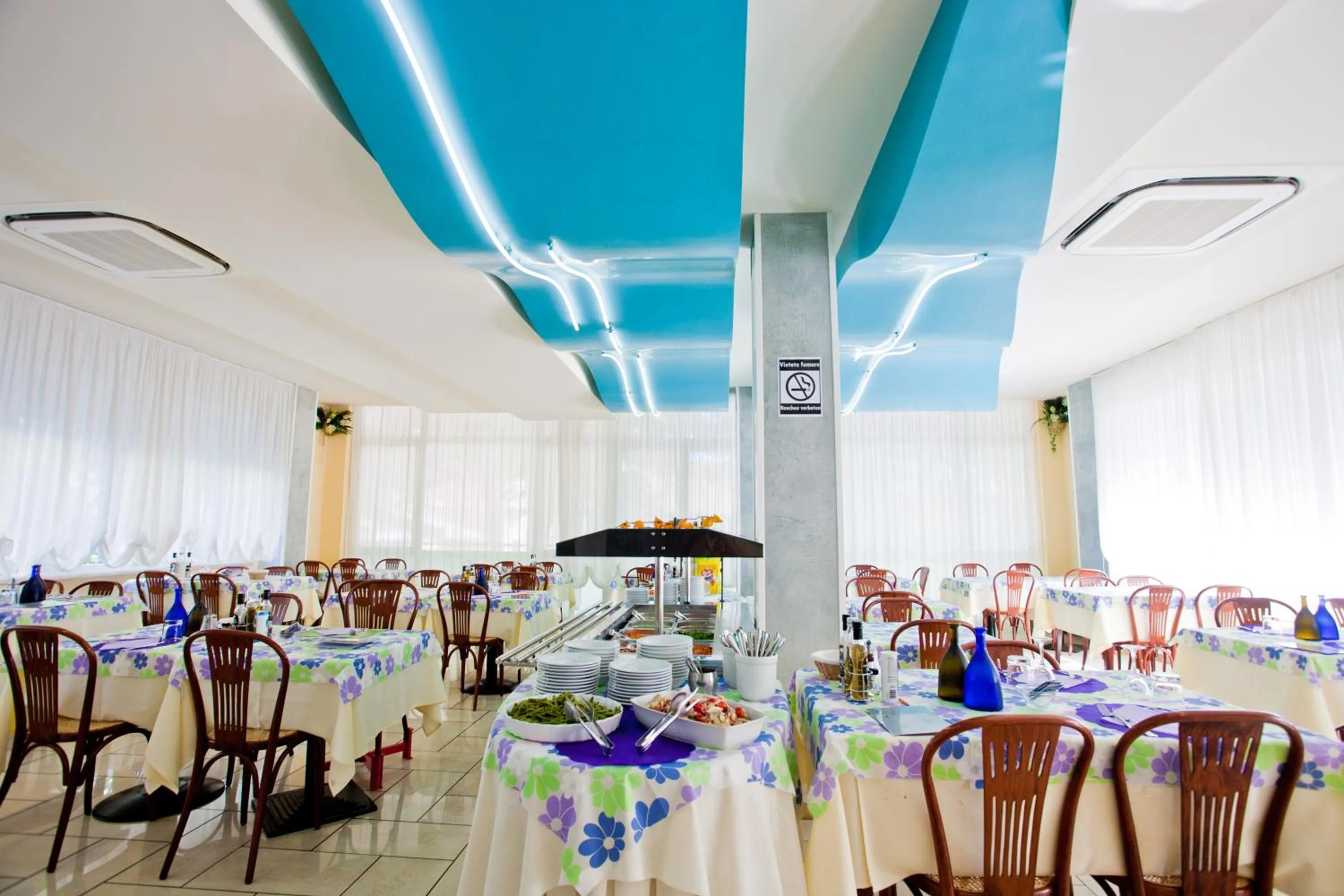 Restaurant/places to eat in Hotel Condor