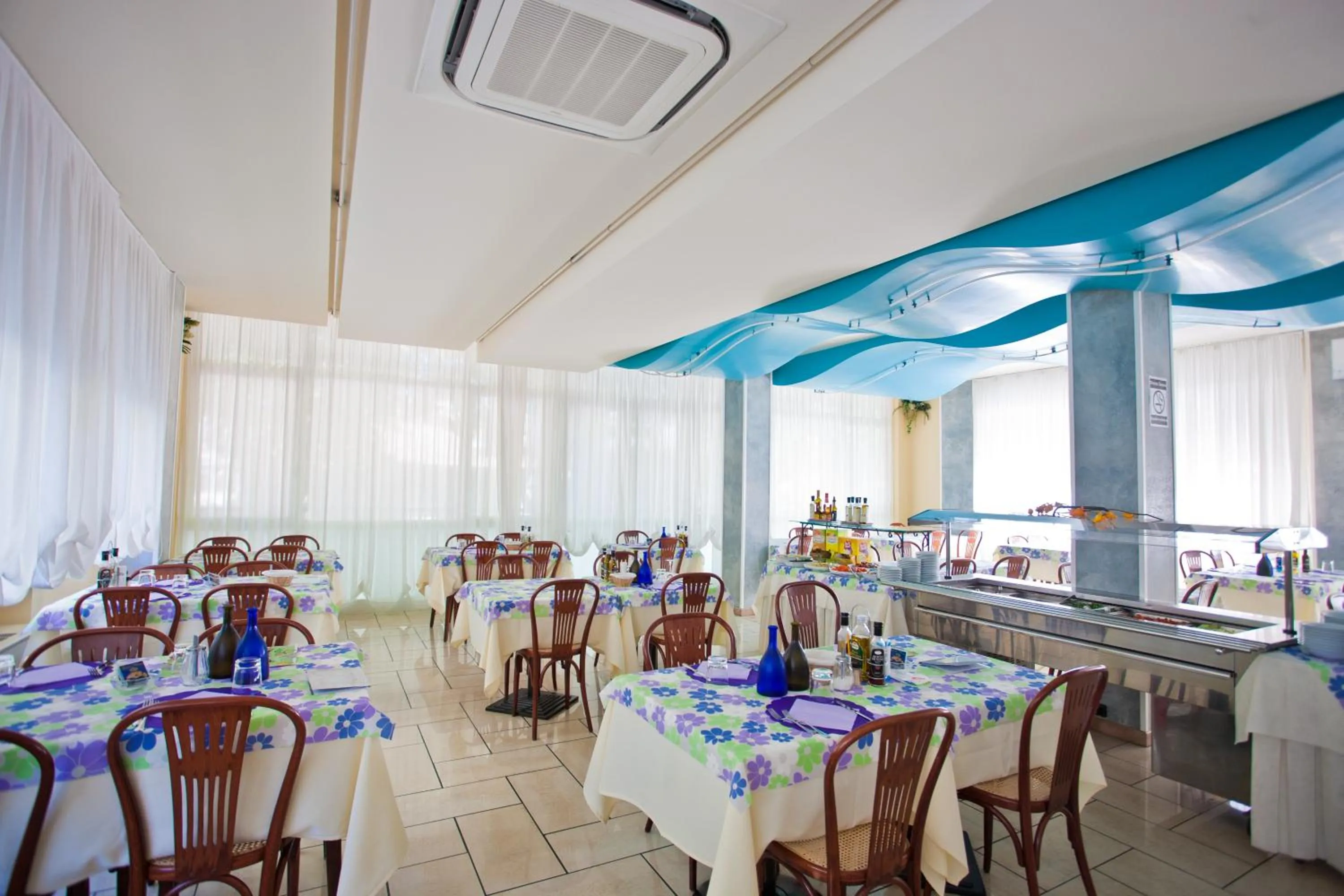 Restaurant/places to eat in Hotel Condor