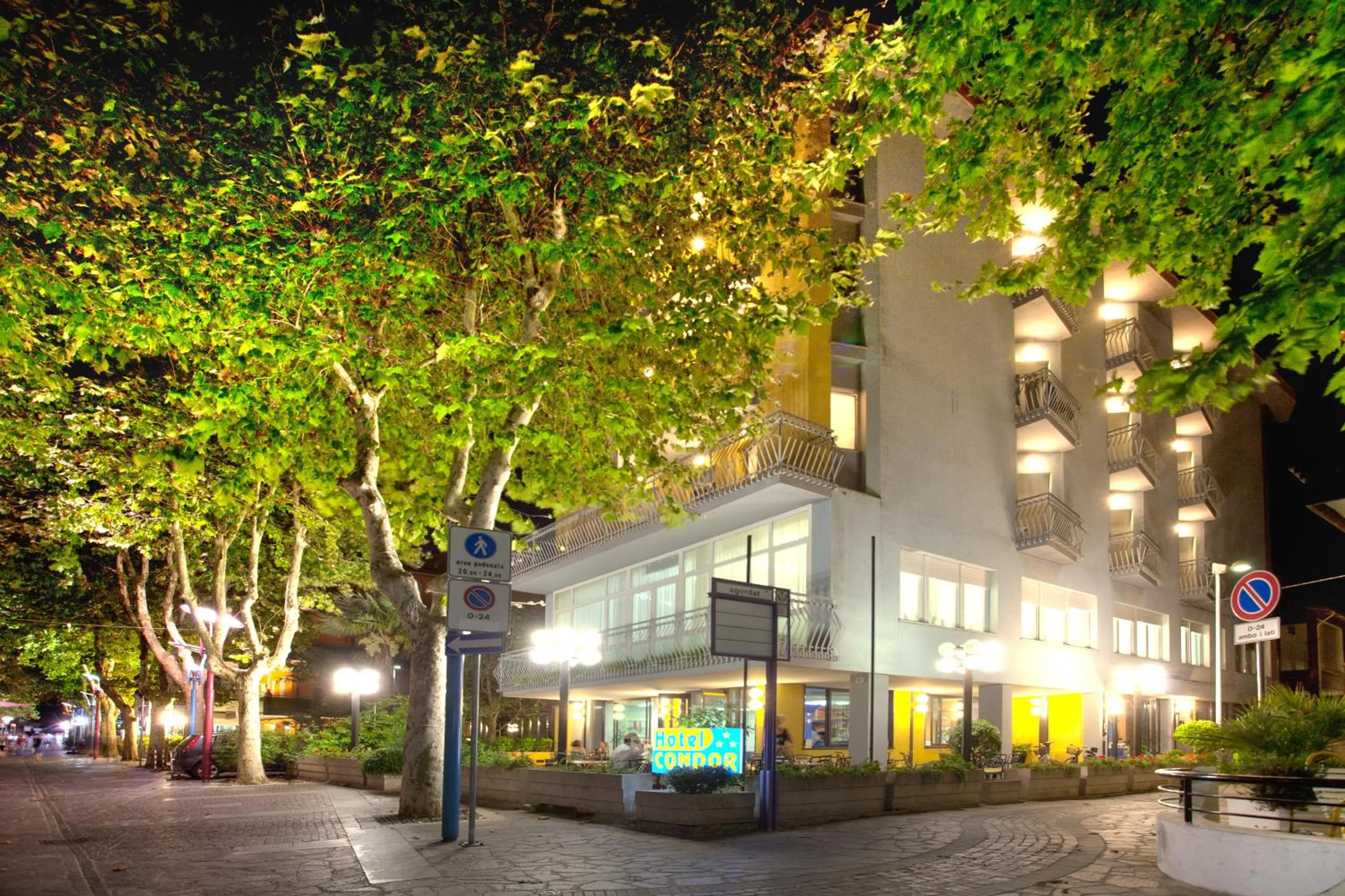 Facade/entrance in Hotel Condor